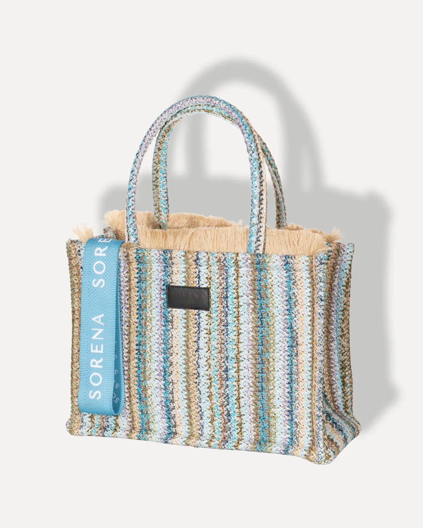 Linke Seite Elafonisos Medium Tote Bag Sorena Greece, handgeflochtenes Stroh Häkeloptik Seegrün Beige Lavendel Töne breite Griffe.
