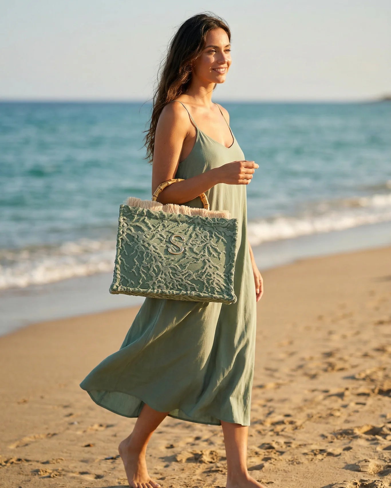 Sorena Greece Esmeralda Medium Tote Bag mit Model am Strand, Frontansicht Smaragdgrün Saphirblau Gewebe handgefertigter Shopper Griechenland.