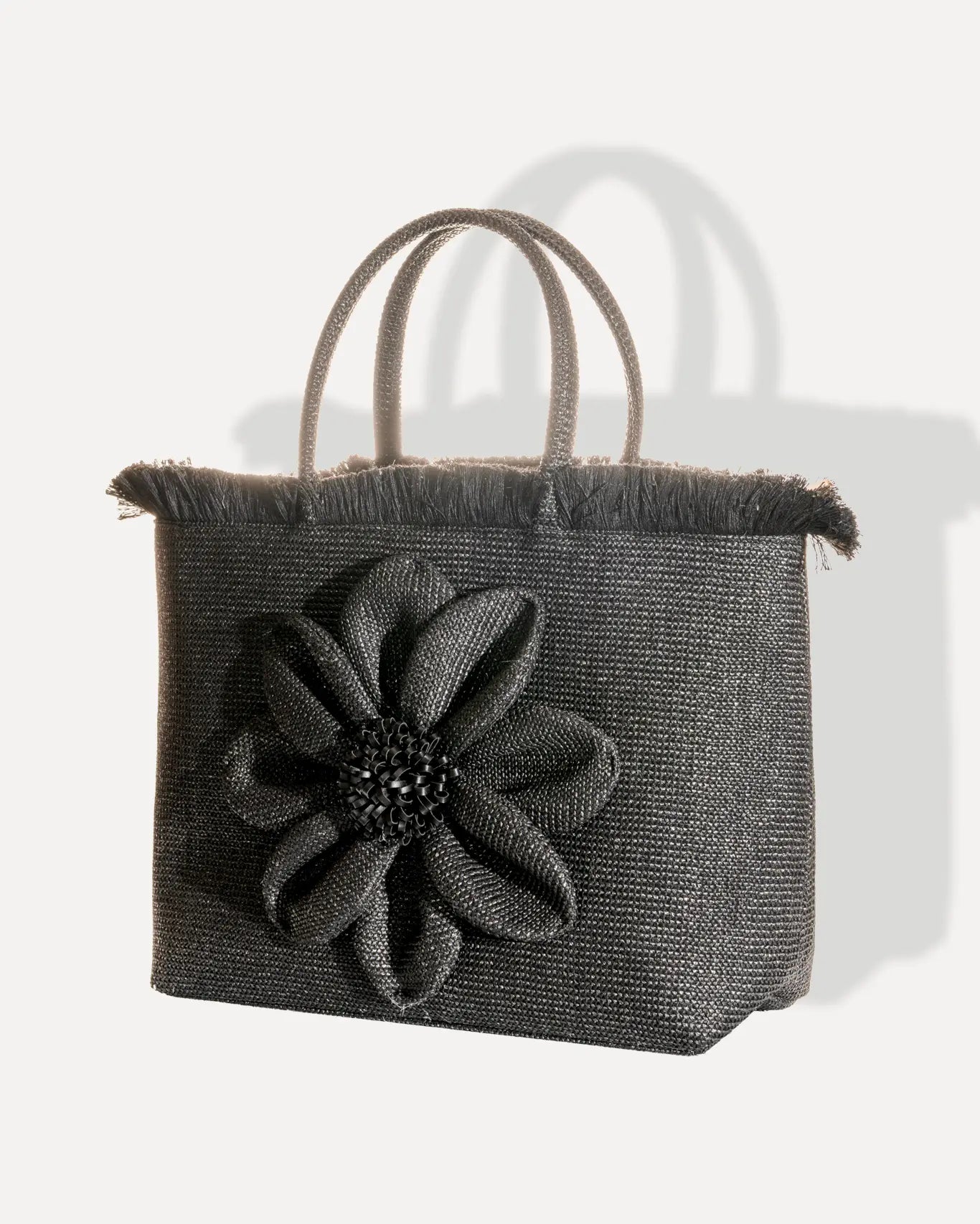 Linke Seite Falbala Beach Bag Black Sorena Greece, schwarze Strandtasche Blumenapplikation Statement Blume Seitenansicht