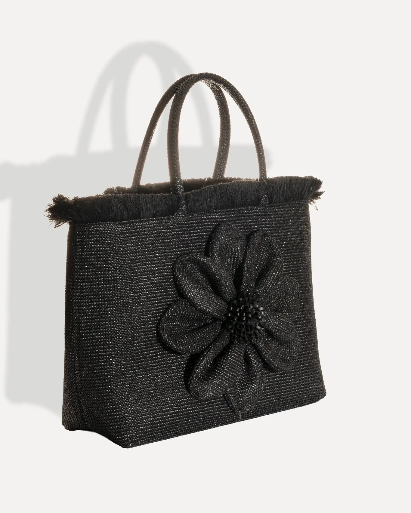 Rechte Seite Falbala Beach Bag Black Sorena Greece, schwarze Falbala Strandtasche Blumendetail Reißverschluss handgefertigt Griechenland