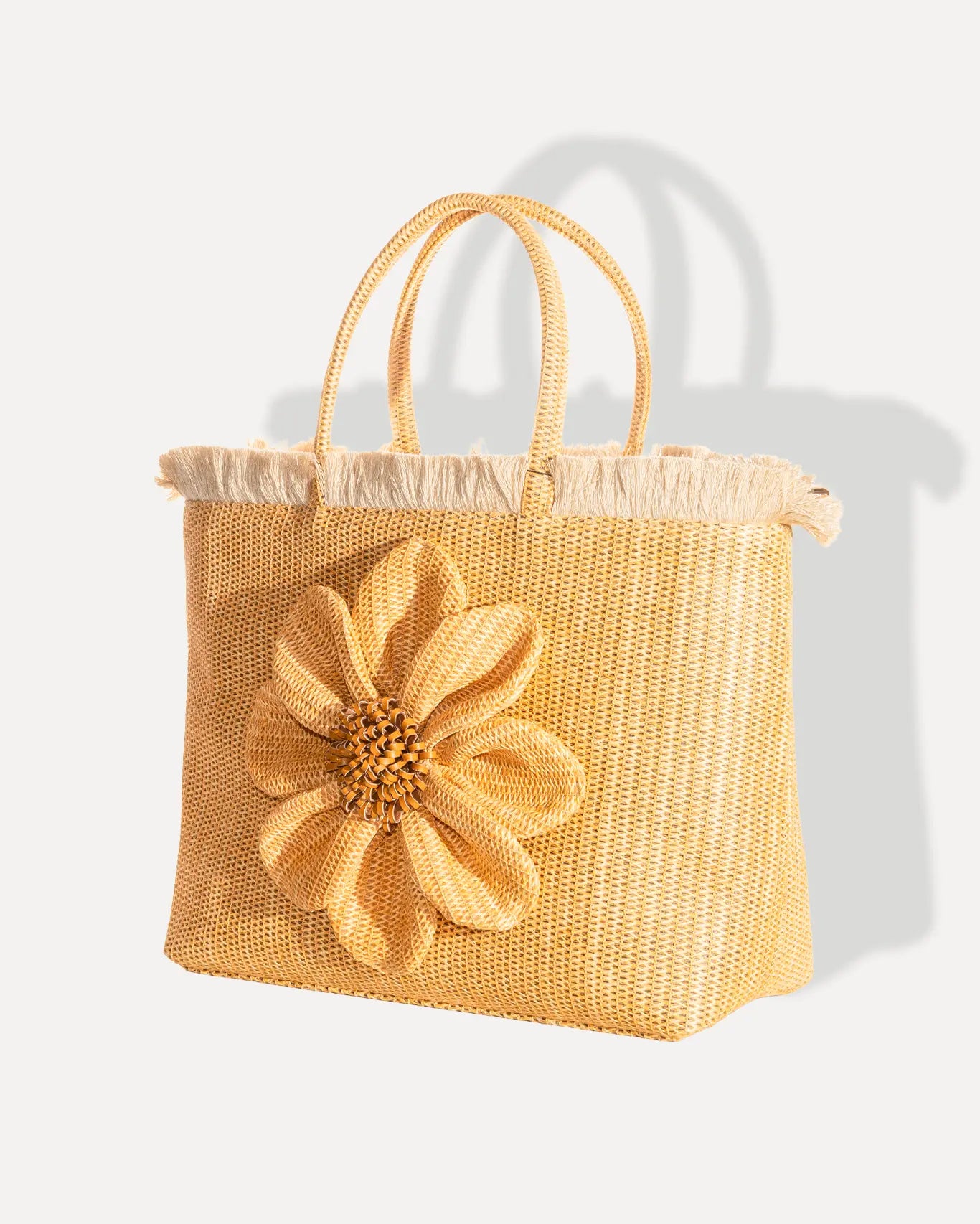 Linke Seite Falbala Beach Bag Sand Sorena Greece, sandfarbene Strandtasche Blumendetail Statement Dekor Seitenansicht handgefertigt