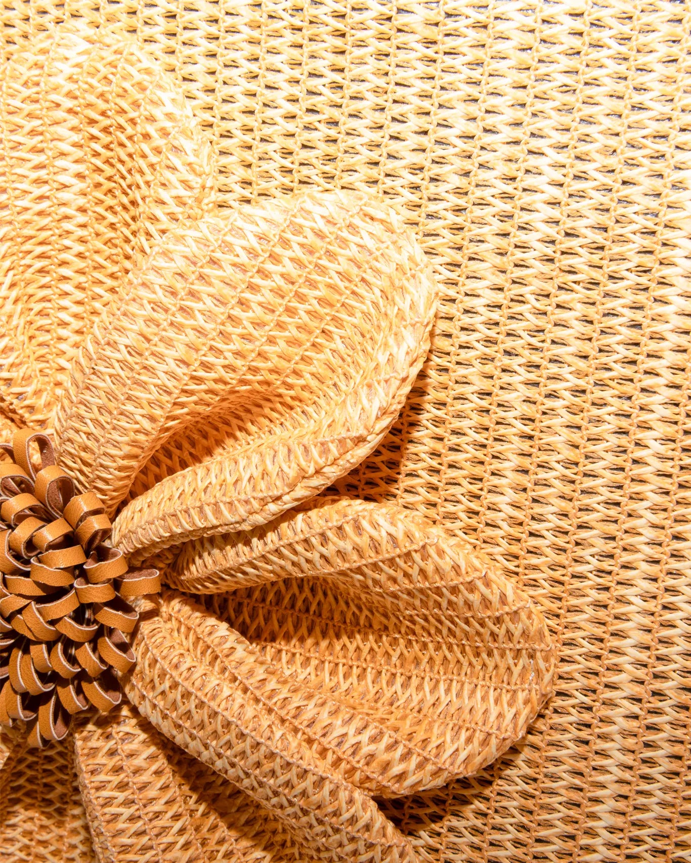 Nahaufnahme Falbala Beach Bag Sand Sorena Greece, Statement Blumendekor Sandton Detailansicht handgefertigte Applikation Gewebe
