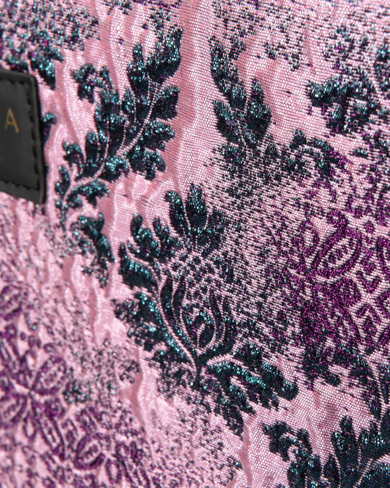 Nahaufnahme Fragosyko Medium Tote Sorena Greece, Damask Jacquard Muster Gewebetextur Detailansicht handgefertigtes Cycladen Design.