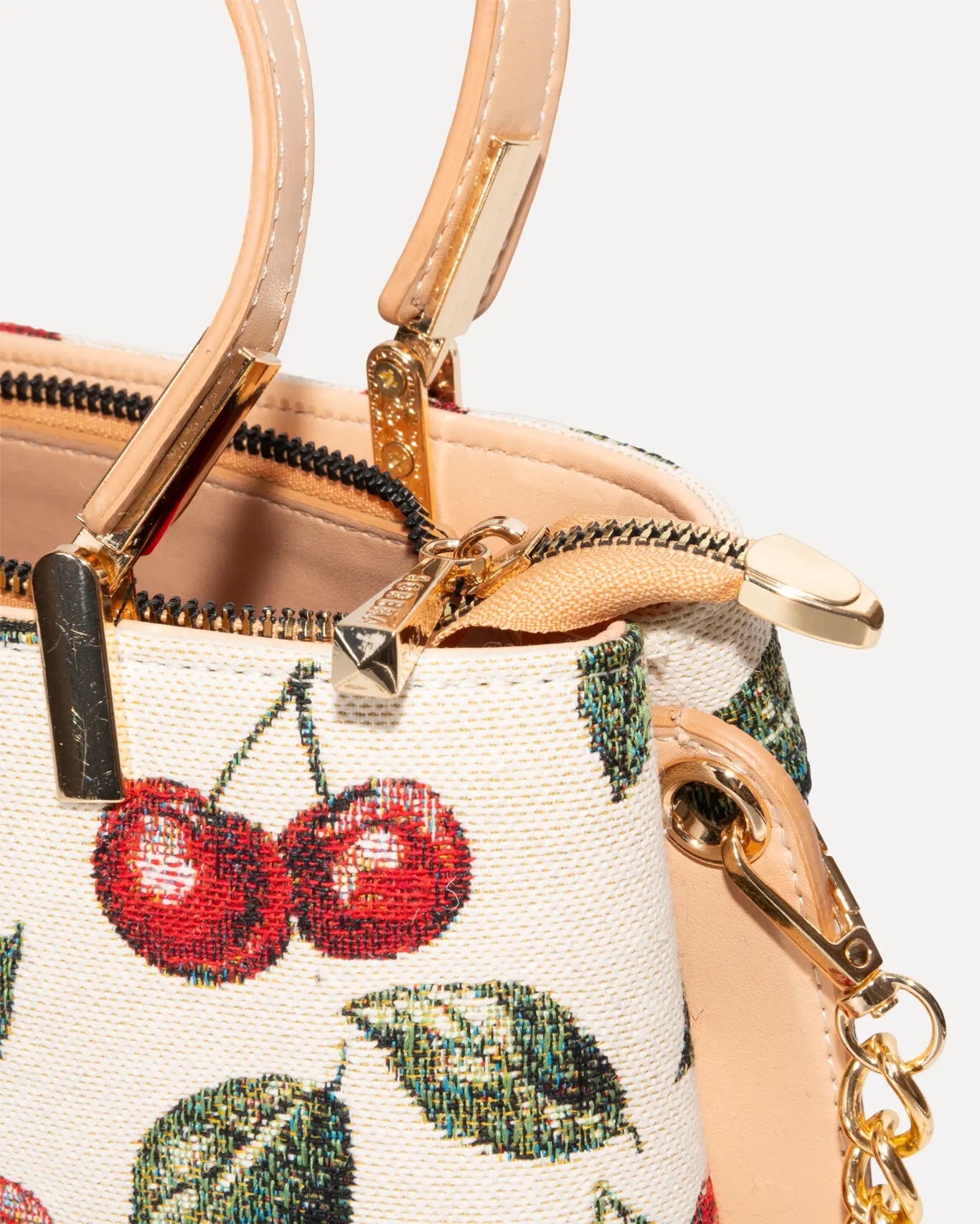 Nahaufnahme Galleria Bag Cherry Edition Sorena Greece, kirschroter Jacquard Canvas Detailansicht dichte Gewebestruktur