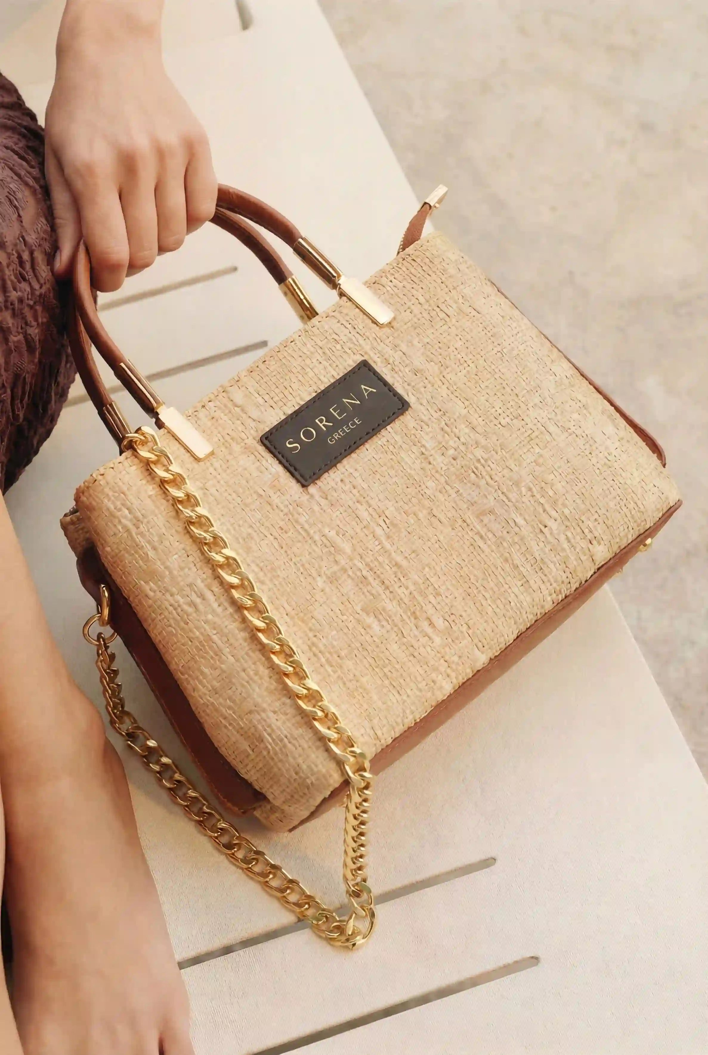 Sorena Greece Galleria Bag Irida Edition liegend, naturfarbenes Stroh mit goldfarbener Kette, Abend und Freizeittasche handgefertigt Griechenland