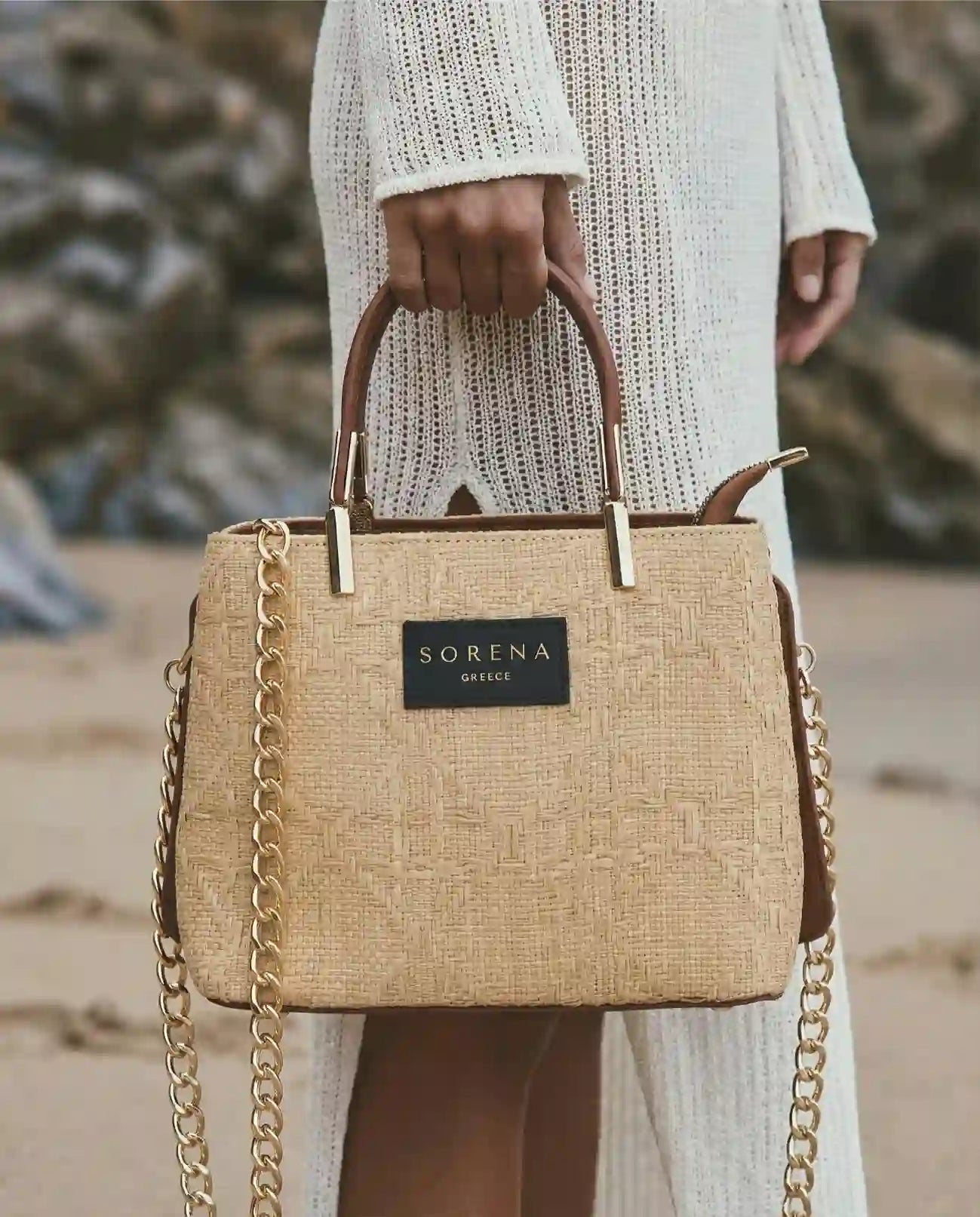 Nahaufnahme der Sorena Greece Galleria Bag Irida Edition naturfarbenes Stroh mit goldfarbener Kette, Abend und Freizeittasche handgefertigt Griechenland