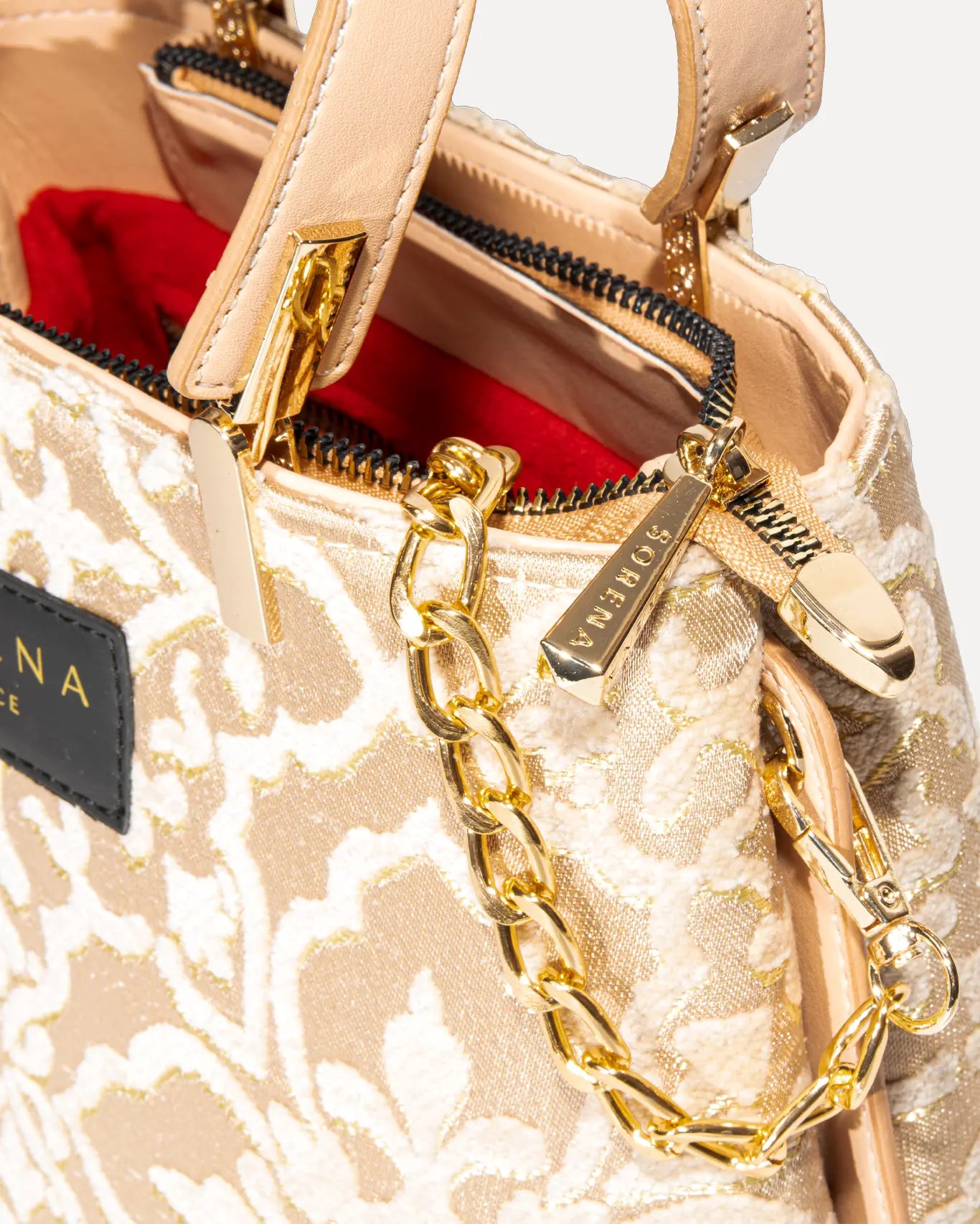 Nahaufnahme Galleria Bag Theros Edition Sorena Greece, goldfarbene Kettenstruktur Gewebedetail handgefertigtes Handwerk