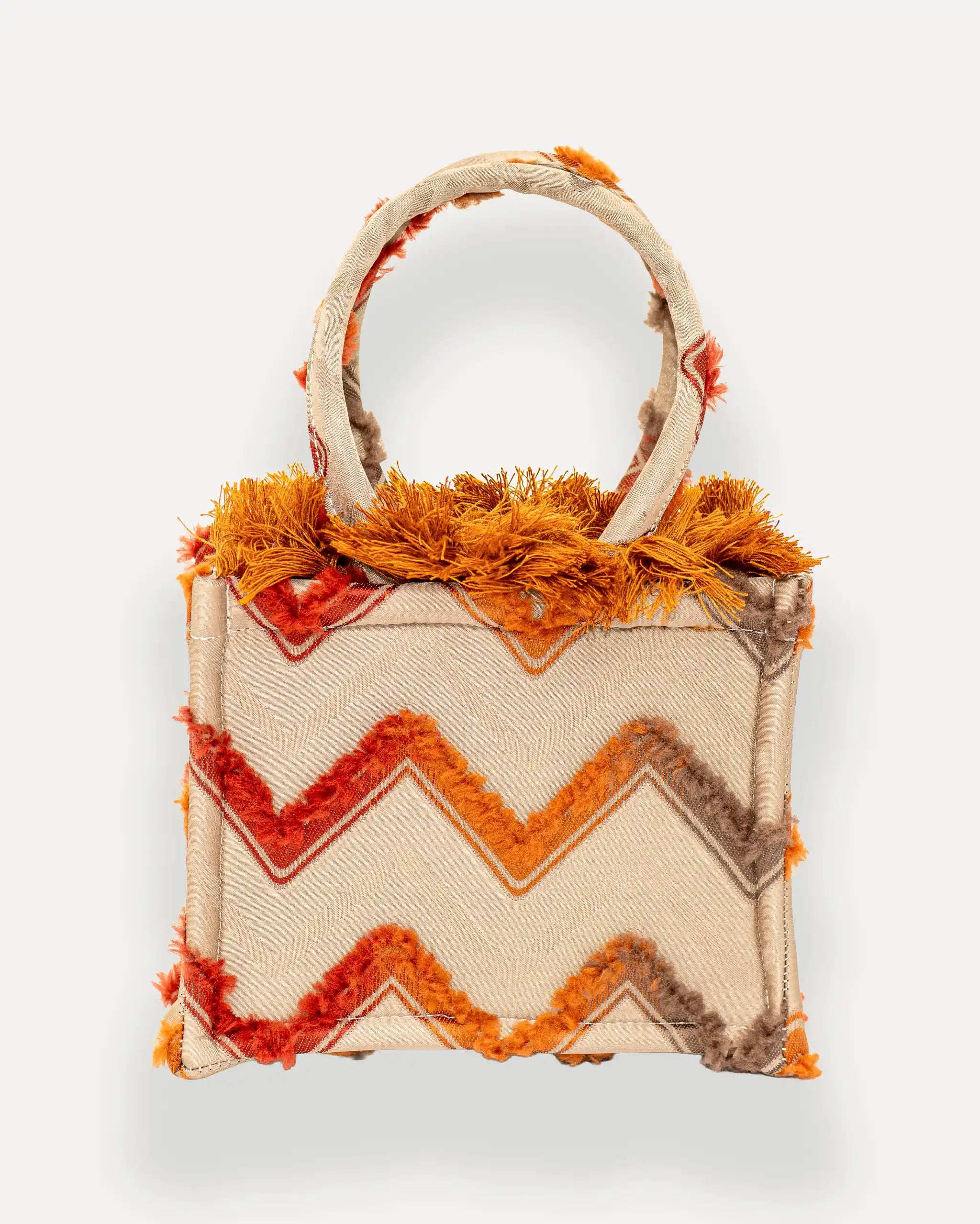 Rückansicht der Sorena Greece Mini Tote Bag – handgemachte kleine Umhängetasche für Damen mit goldener Kette und Fransen, ideal als crossbody bag für stilvolle Looks in der Schweiz.