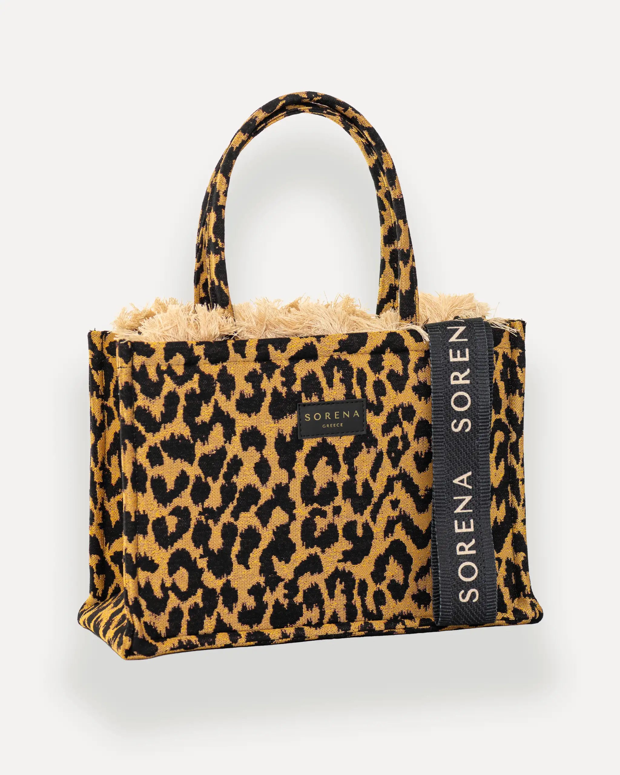 Female Model mit Sorena Greece Tote Bag rechtsseitig getragen – stylische tote bag mit tiermuster in Gelb und Schwarz, perfekte handtasche für City-Looks, limitierte designer bags schweiz.