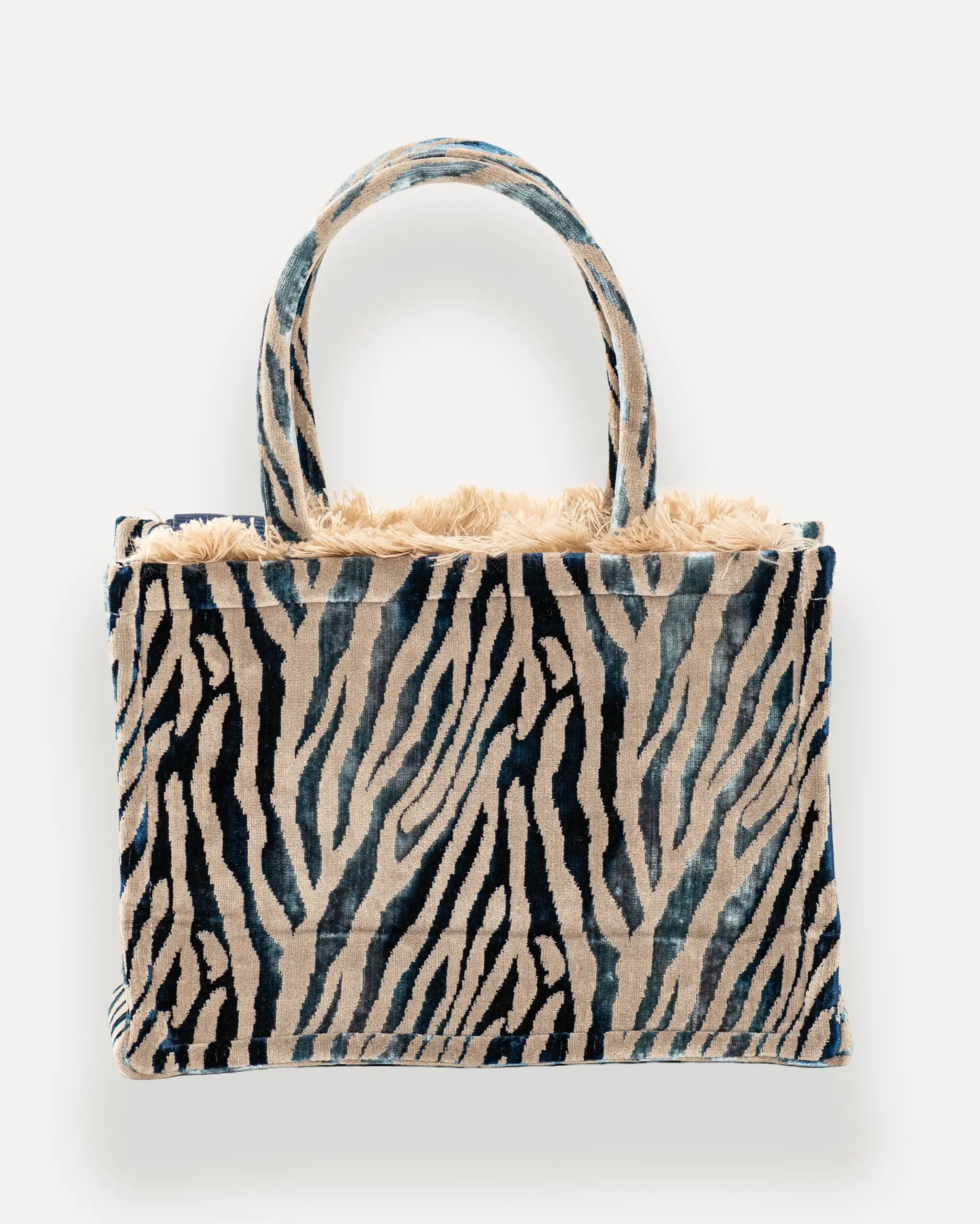 Rückansicht der Sorena Greece Medium Tote Bag – handgemachte shopper bag mit Tigerstreifen-Muster und Teddy-Fellrand, stilvolle tote bag für Damen, bags schweiz mit mediterranem Flair.