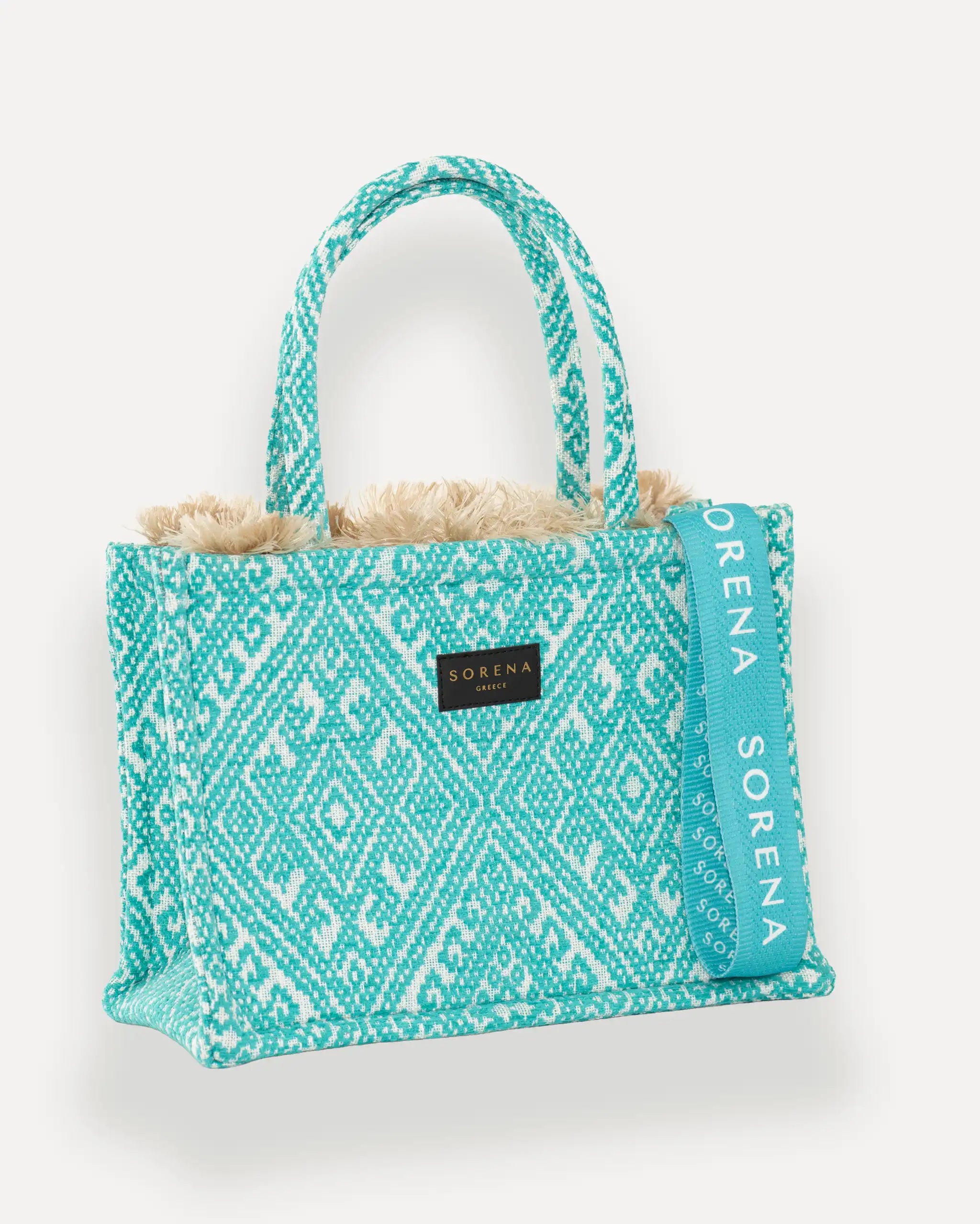 Female Model mit Sorena Greece Tote Bag rechtsseitig getragen – moderne shopper tasche mit geometrischem Webmuster und Branding, perfekte handtasche für stilbewusste Frauen, limitierte designer bags schweiz.