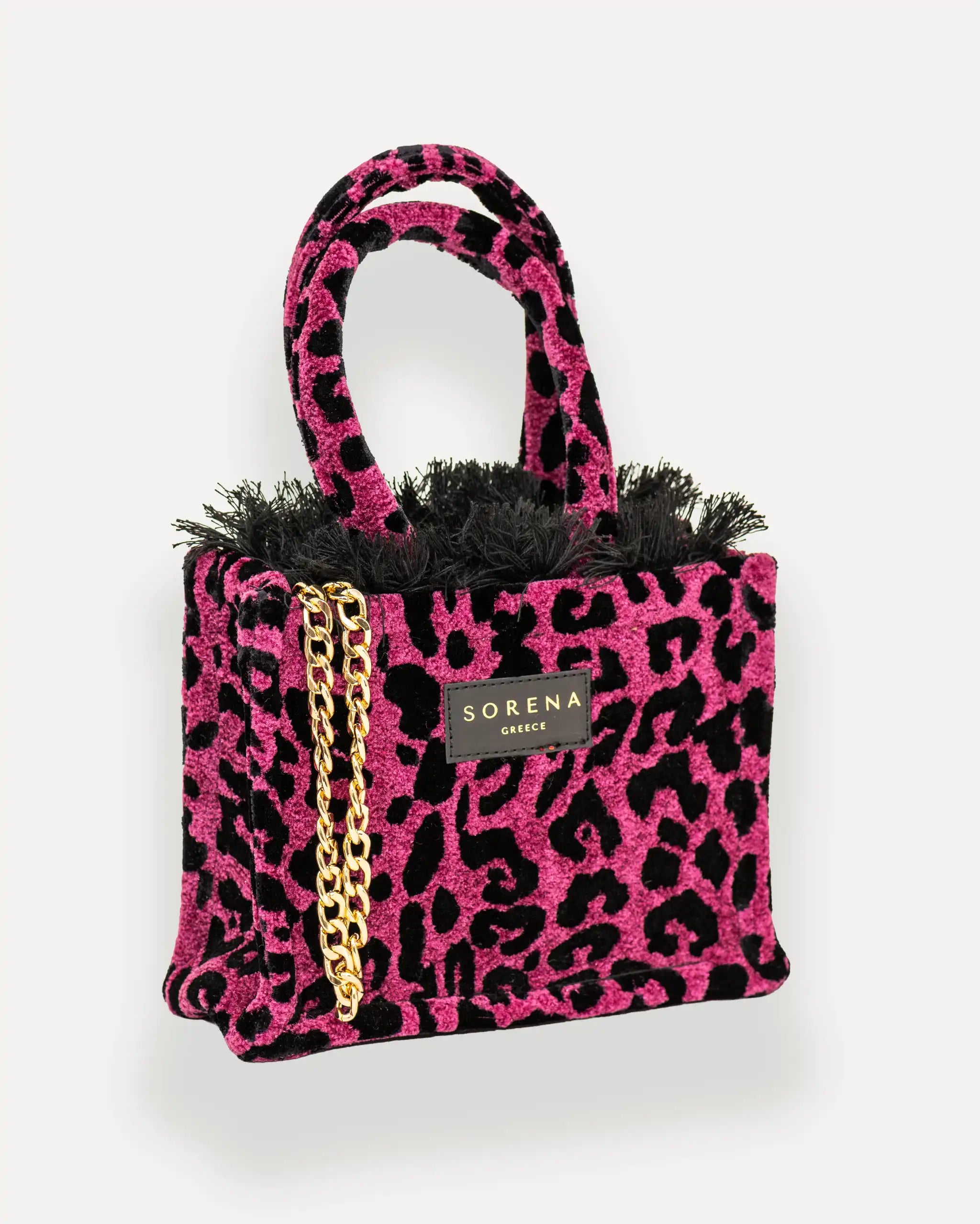 Female Model mit Sorena Greece Mini Bag rechtsseitig getragen – elegante umhängetasche damen, kompakte crossbody tasche mit Statement-Design, bags schweiz mit mediterranem Flair.