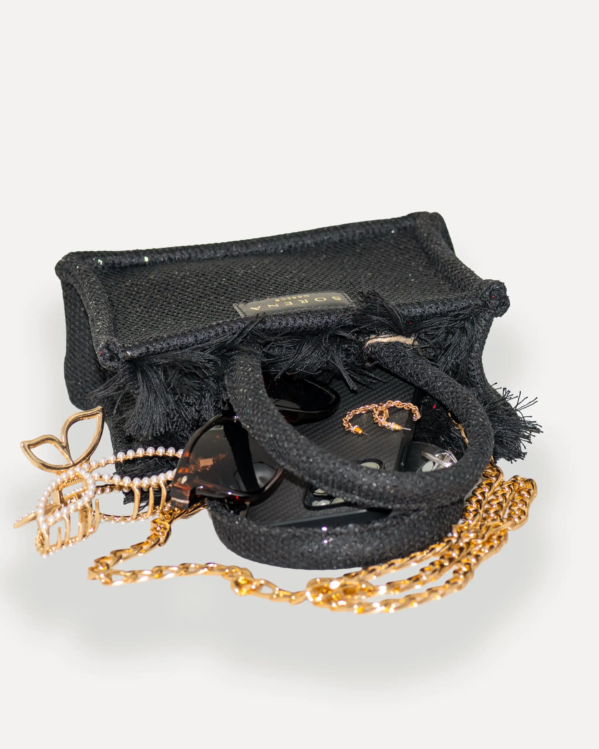 Detailansicht der Sorena Greece Mini Bag – hochwertige Verarbeitung, goldene Kette, Handyfach, perfekte kleine handtasche für City und dinner, mini tote bag handgemacht kaufen.