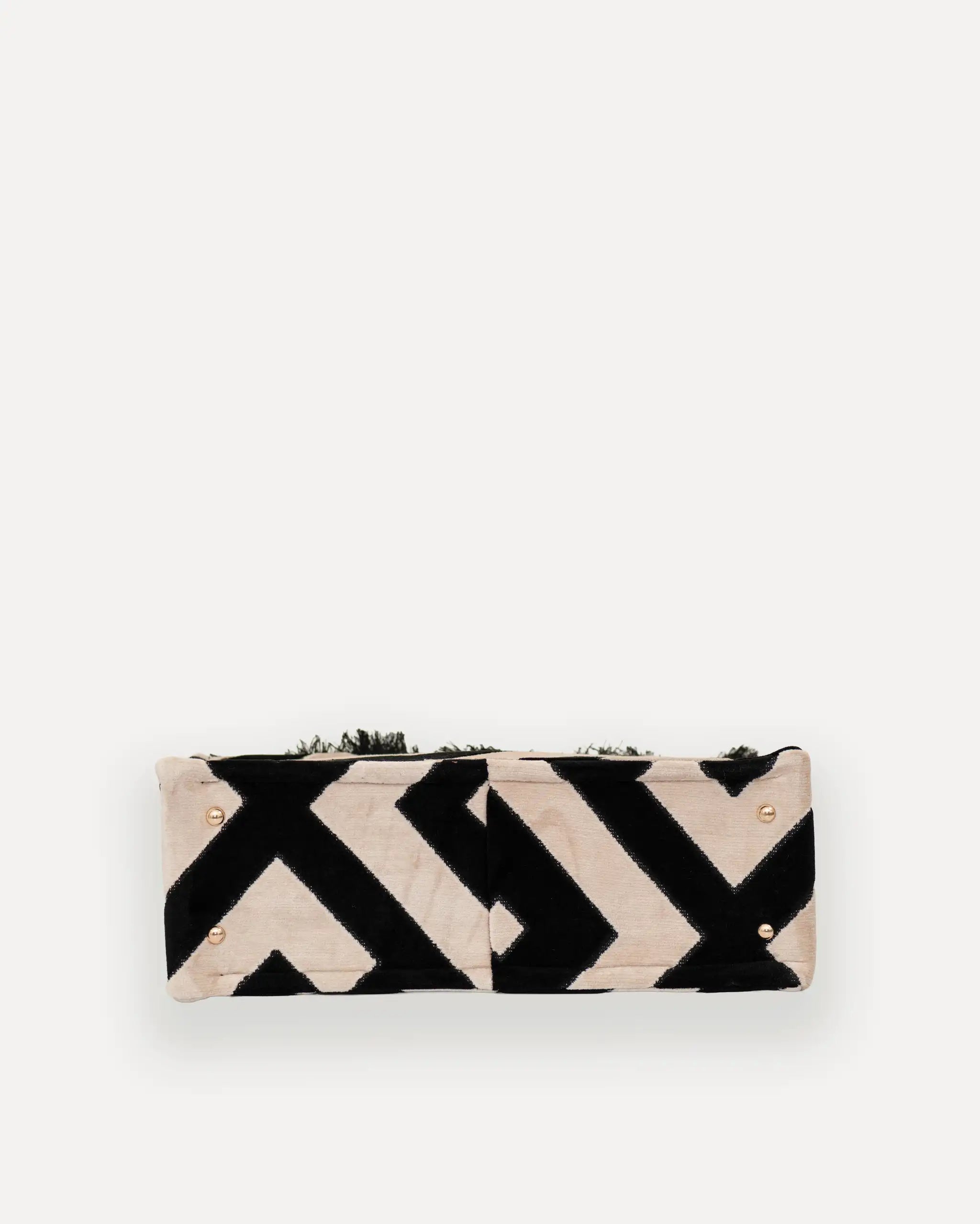 Bodenansicht der Sorena Greece Large Tote Bag – grosse shopper tasche mit geometrischem Schwarz-Beige-Muster und Fransen, strukturierte boho tasche für Damen, bags schweiz mit mediterranem Flair.