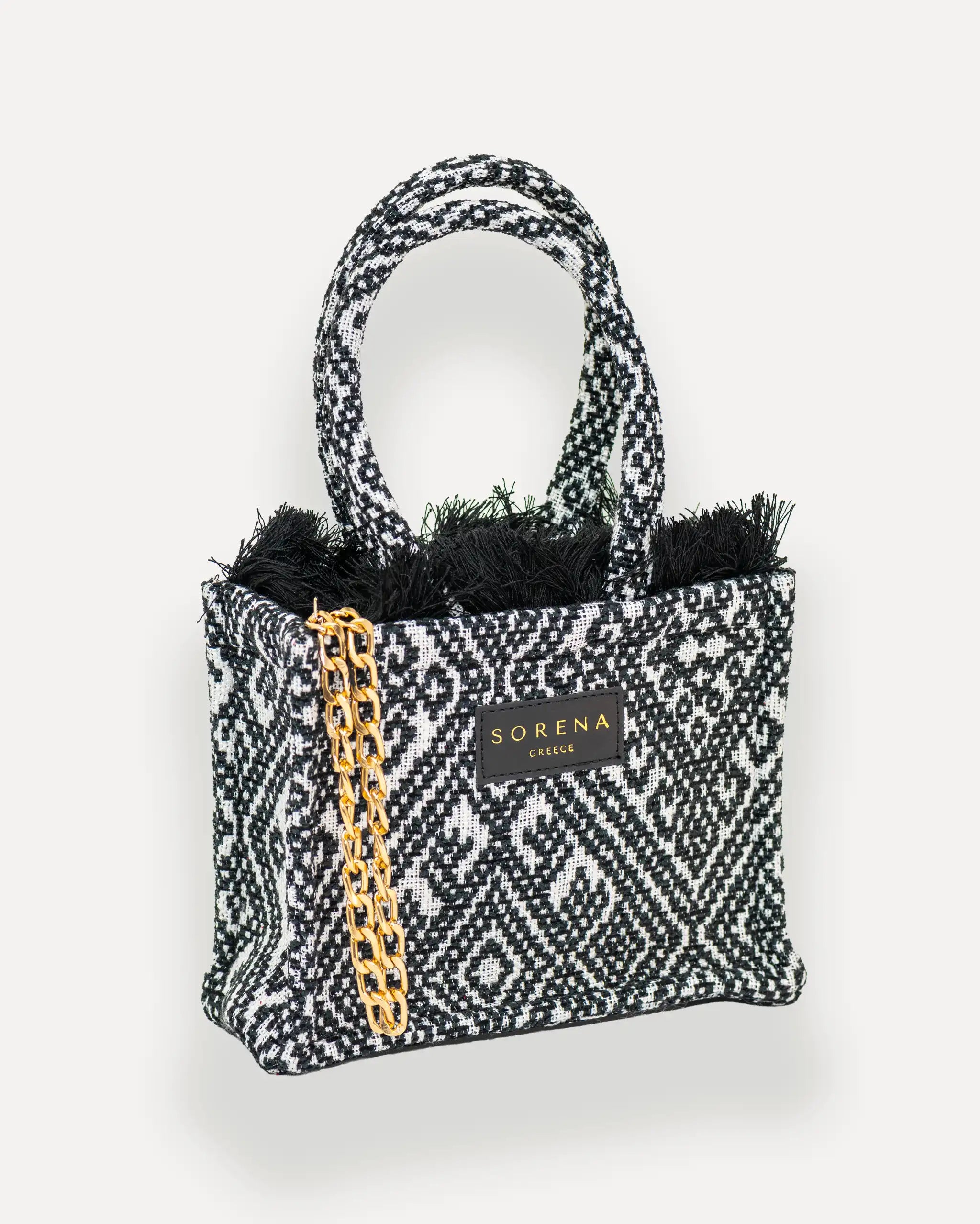 Female Model mit Sorena Greece Mini Bag rechtsseitig getragen – elegante umhängetasche damen, kompakte crossbody tasche mit Statement-Design, perfekt für City-Looks und bags schweiz.