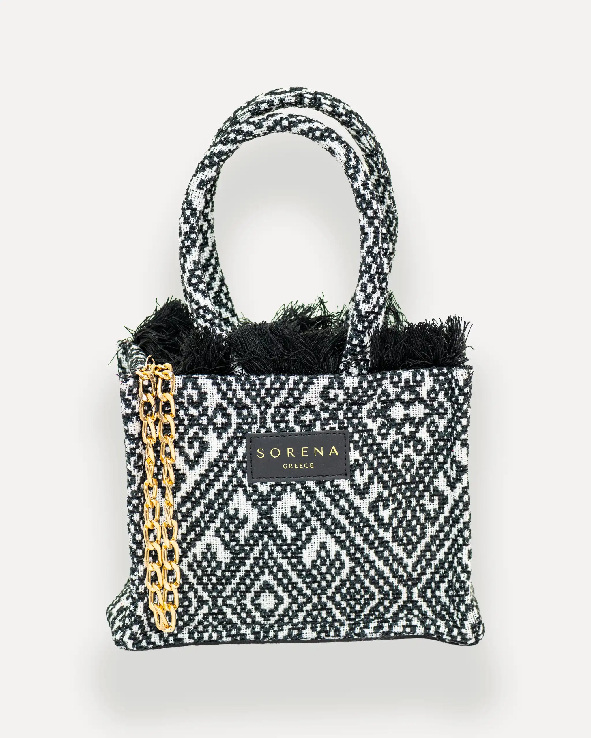 Frontansicht der Sorena Greece Mini Tote Bag – geometrisches Muster, schwarze Fransen, goldene Details und Label sichtbar, ideale mini tasche mit goldener umhängekette kaufen.