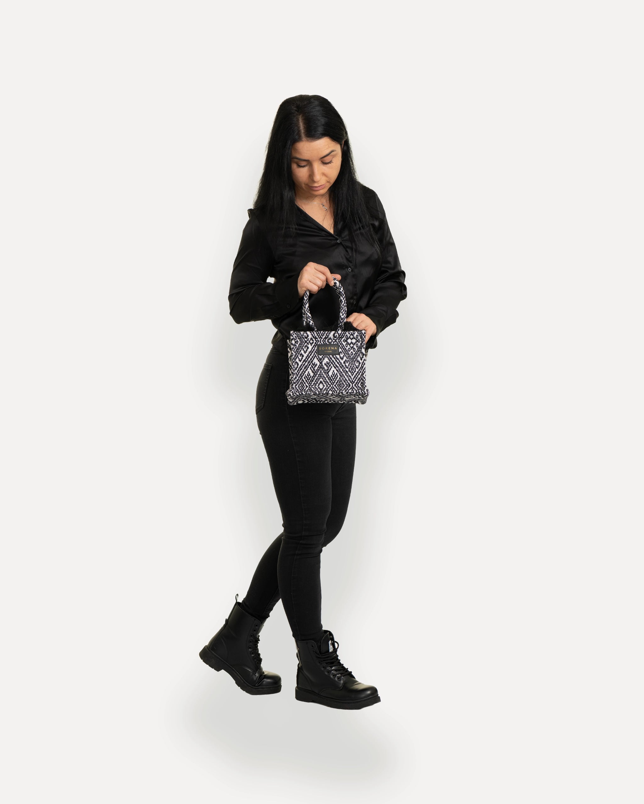 Female Model mit Sorena Greece Mini Bag rechtsseitig getragen – elegante umhängetasche damen, kompakte crossbody tasche mit Statement-Design, perfekt für City-Looks und bags schweiz.