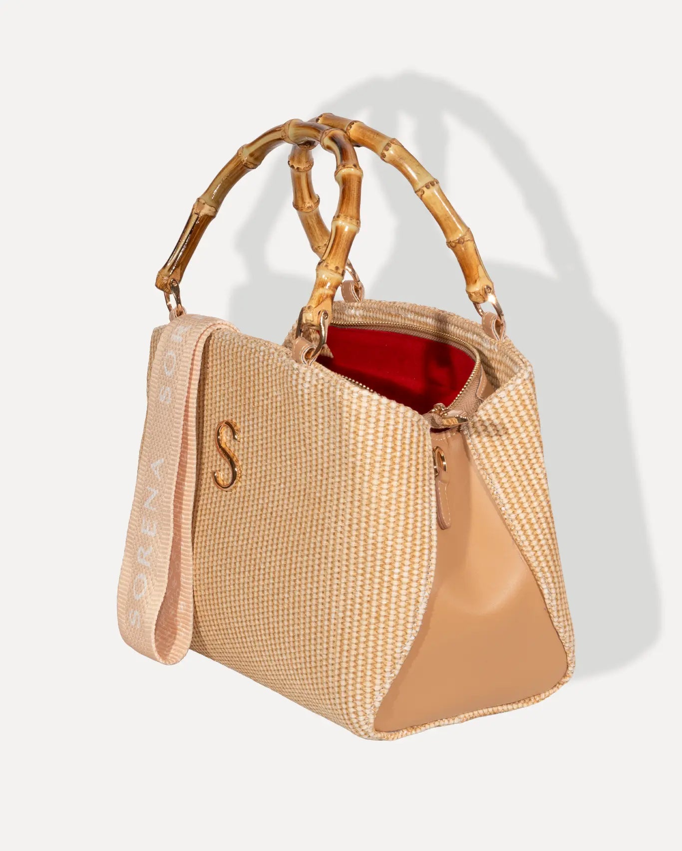Linke Seite Irida Shoulder Bag Sorena Greece, Stroh Schultertasche goldfarbene Kette Seitenansicht kompakte Form handgefertigt
