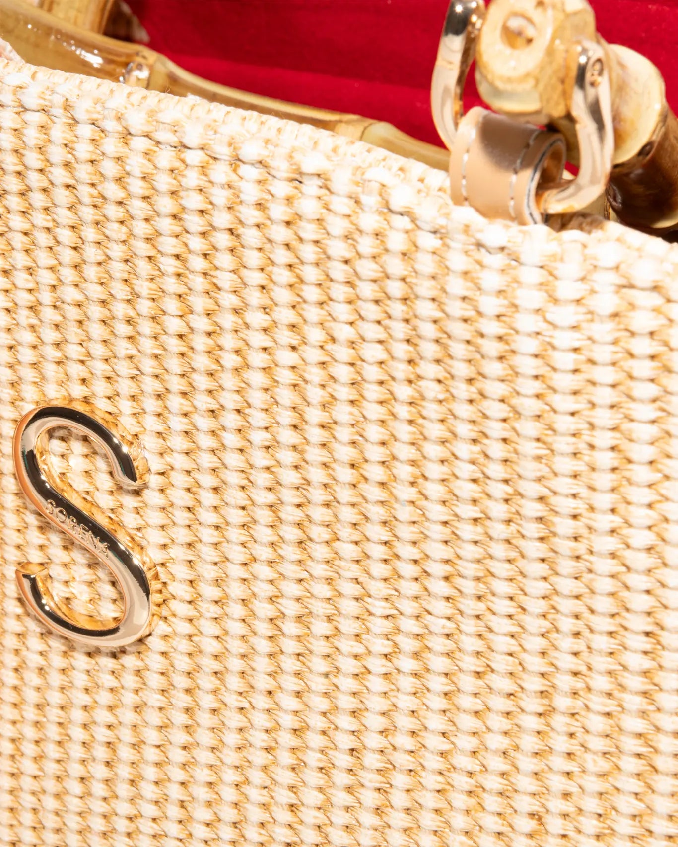Nahaufnahme Irida Shoulder Bag Sorena Greece, Strohgeflecht goldfarbene Kettenöse Detailansicht des Sorena Logos