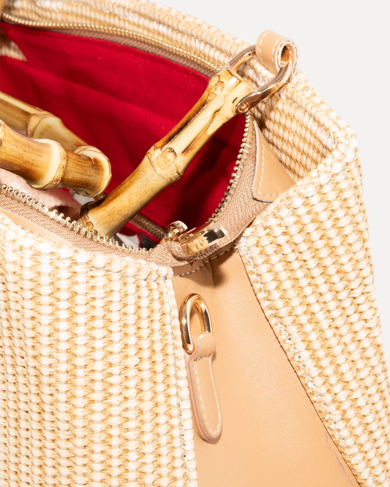 Nahaufnahme Irida Shoulder Bag Sorena Greece, Strohgeflecht goldfarbene Kettenöse Detailansicht handgefertigtes Schultertaschen Handwerk