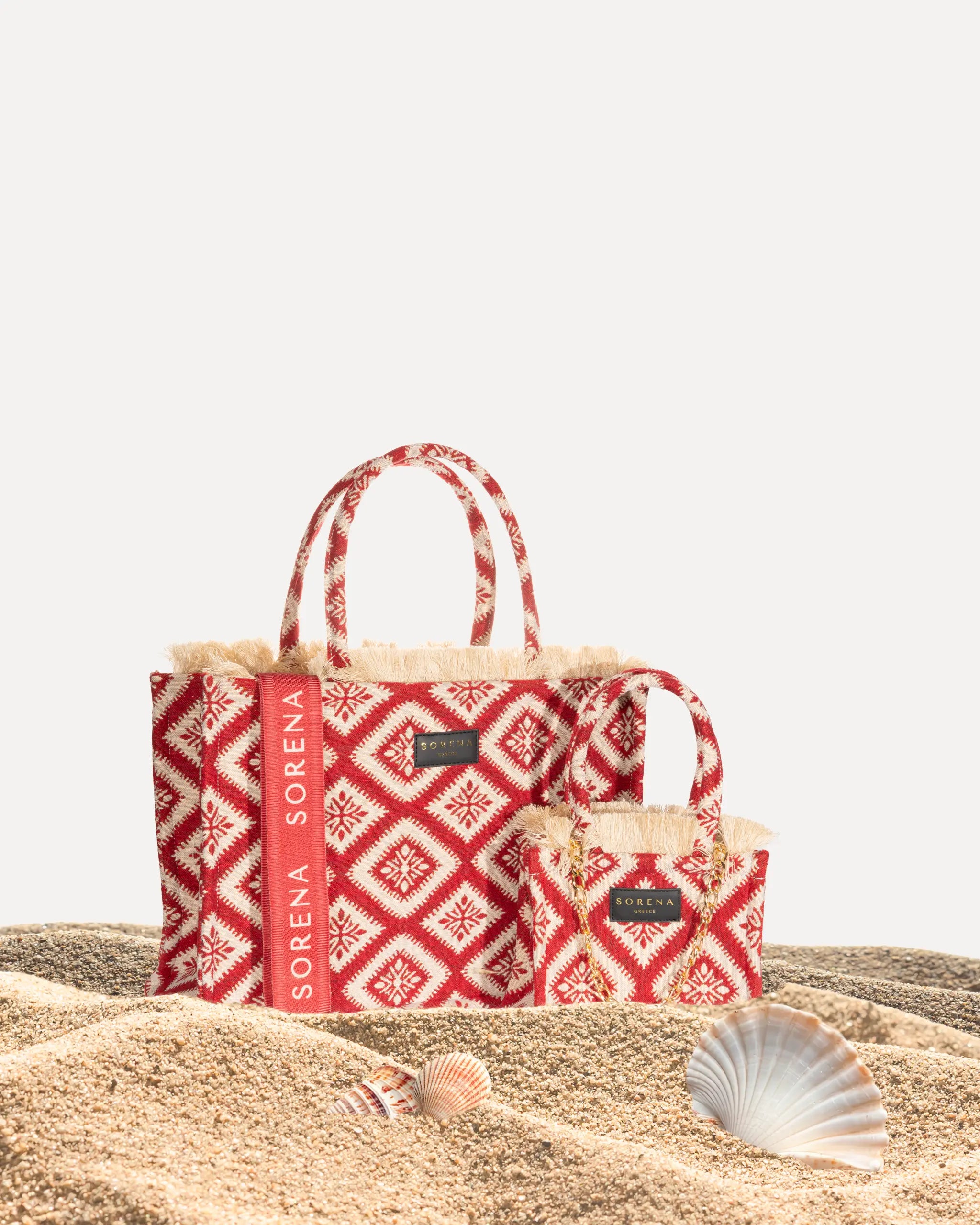 Sorena Greece Kalokairaki Large Tote Bag und Mini Tote Bag auf SIMORA Olivenholzsockel, Frontansicht Jacquard Karmesinrot Ivory Diamant Stern Muster, handgefertigter Sommer Shopper