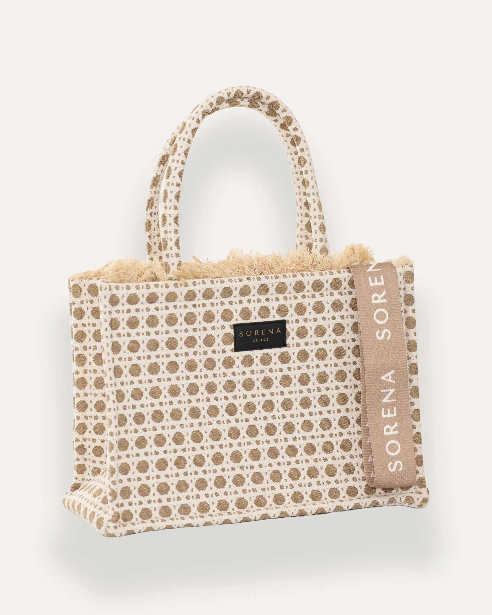 Female Model mit Sorena Greece Tote Bag rechtsseitig getragen – elegante shopper tasche mit Textilstruktur und Branding, perfekte handtasche für stilbewusste Frauen, limitierte designer bags schweiz.