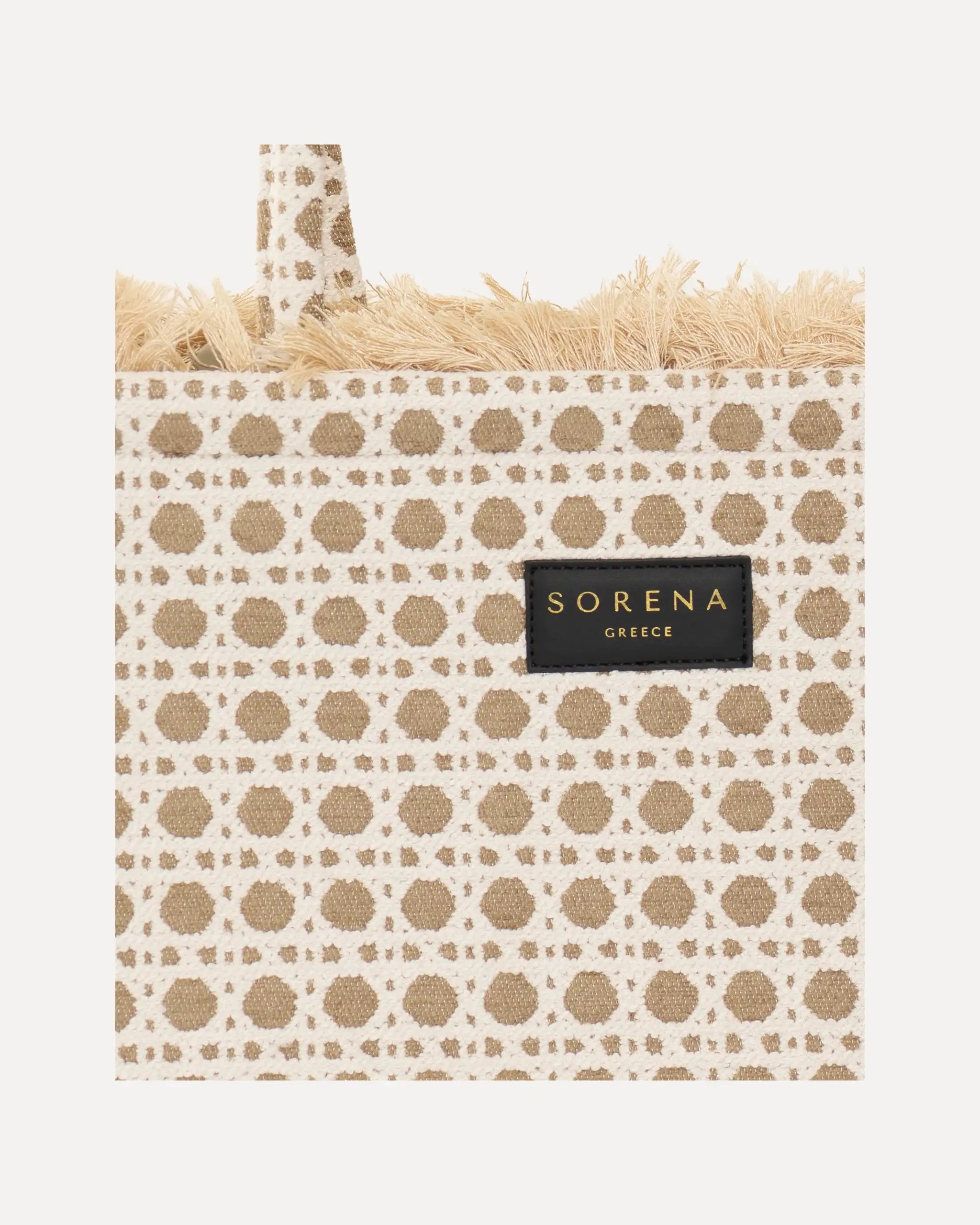 Detailansicht der Sorena Greece Tote Bag – strukturierte Oberfläche, Label „SORENA GREECE“, vertikales Band mit Branding, perfekte tote bag für Business & Freizeit, handtaschen damen mit Statement.