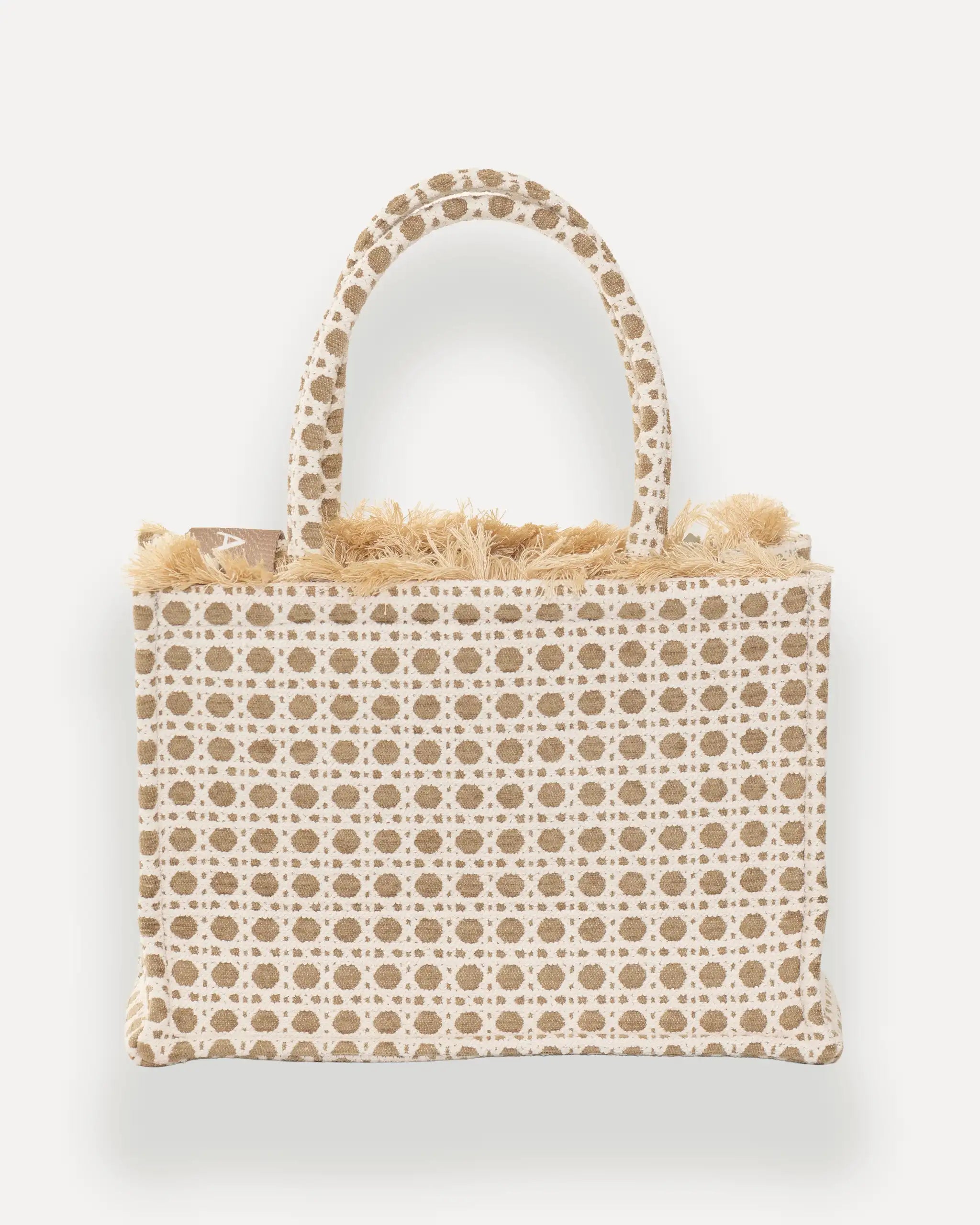 Rückansicht der Sorena Greece Medium Tote Bag – handgemachte shopper bag mit beigem Polka-Dot-Muster und Fransen, stilvolle tote bag für Damen, bags schweiz mit mediterranem Flair.