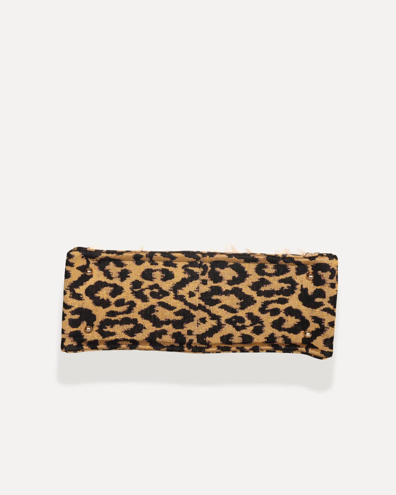 Ansicht boden der Sorena Greece Medium Tote Bag – Leopard-Muster in Gelb und Schwarz, Fransen, Label und vertikales Branding sichtbar, hochwertige shopper tasche damen schweiz mit Designfokus.