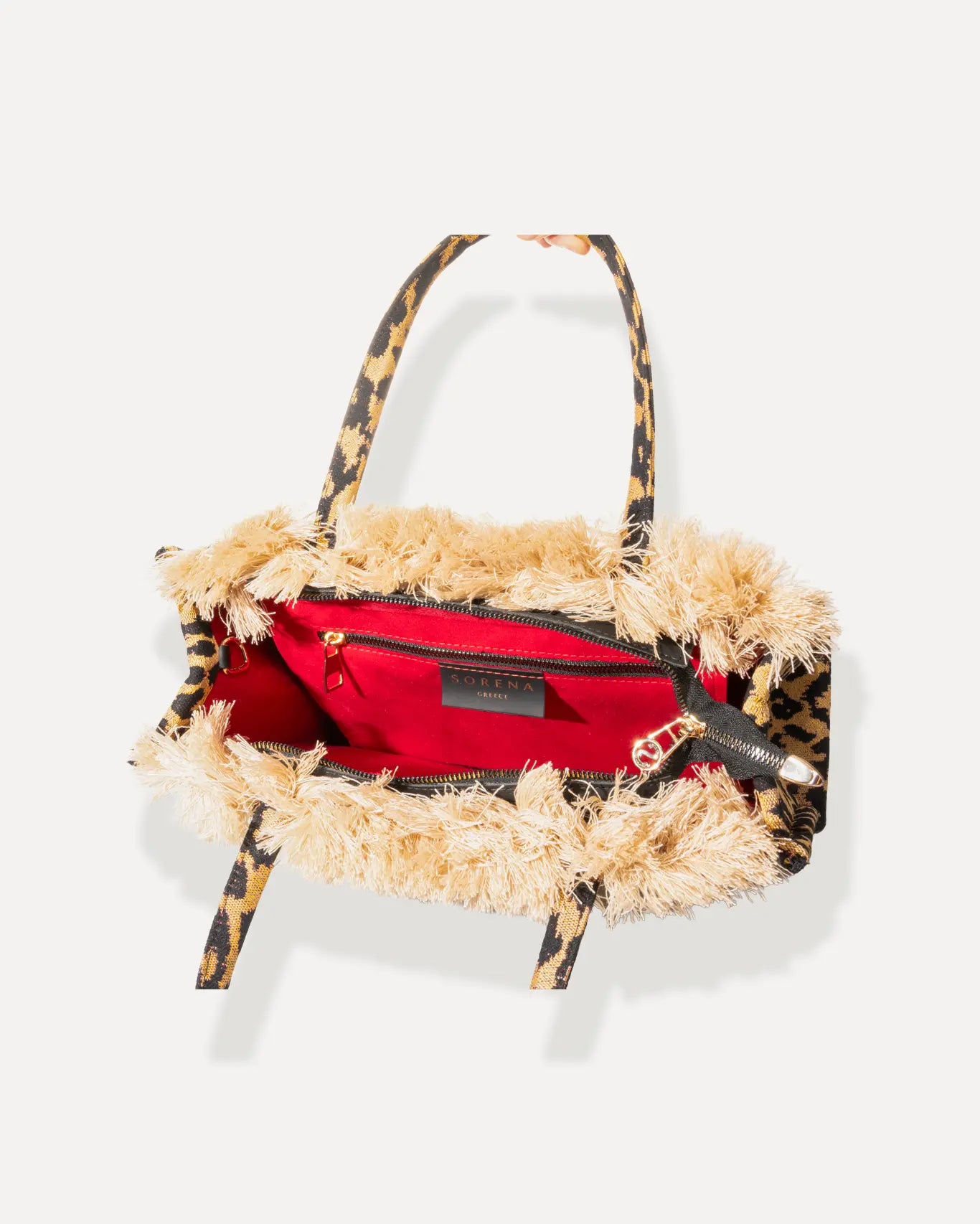 Ansicht innen der Sorena Greece Medium Tote Bag – Leopard-Muster in Gelb und Schwarz, Fransen, Label und vertikales Branding sichtbar, hochwertige shopper tasche damen schweiz mit Designfokus.