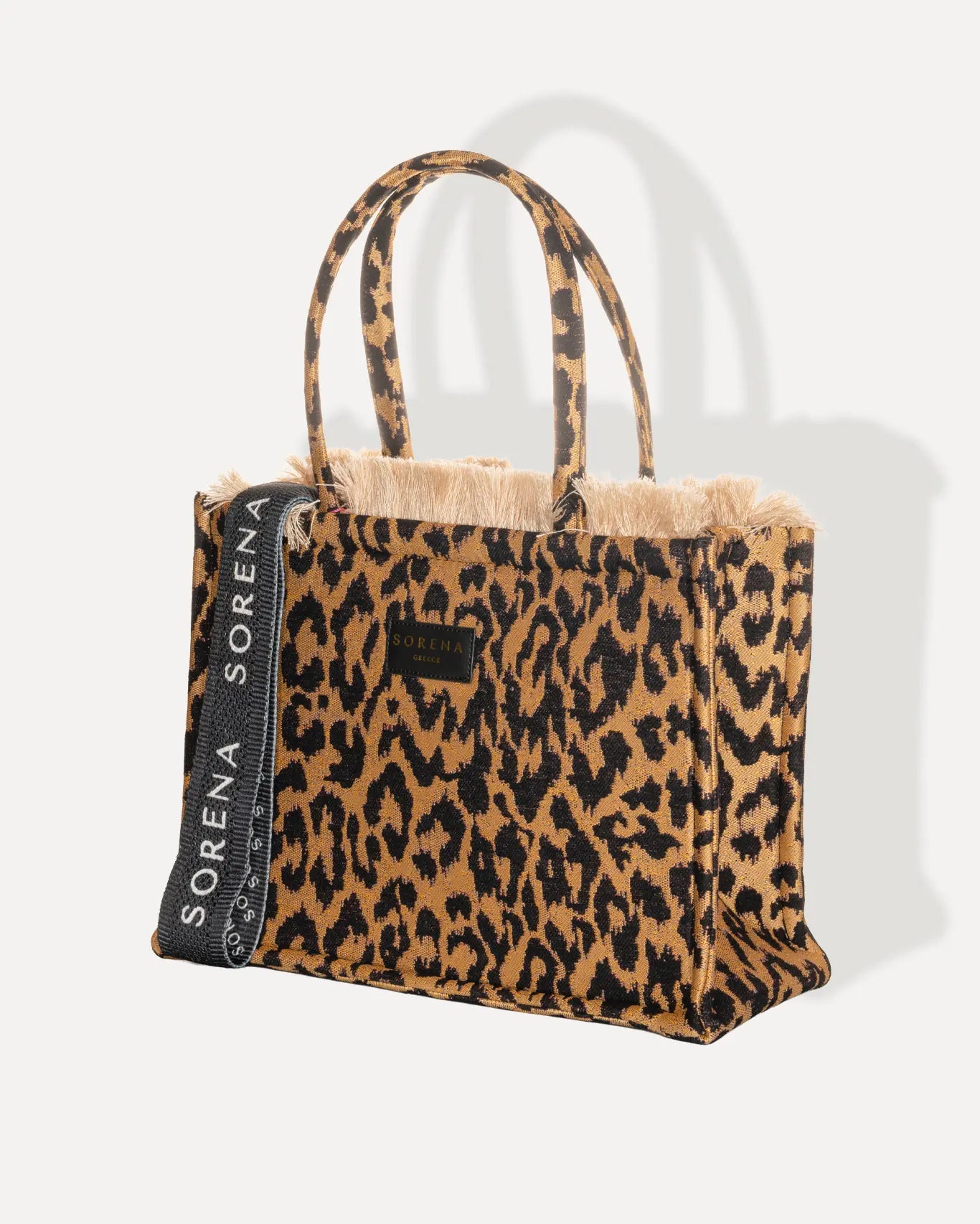 Sorena Greece Medium Tote Bag linksseitig getragen – strukturierte shopper gelbe tasche mit Fransen und vertikalem „SORENA“-Band, ideale tasche für dinner und city looks, bags schweiz mit Statement-Design.