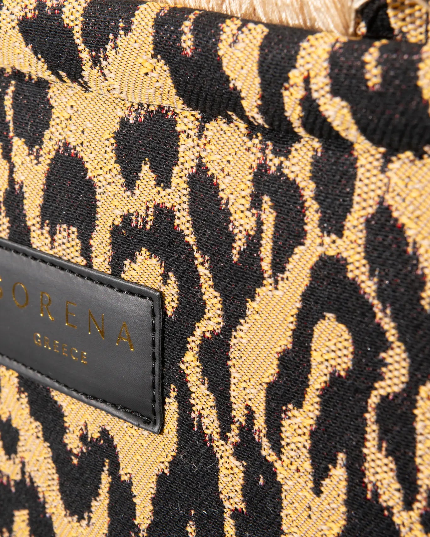 Frontansicht Nachaufmahme der Sorena Greece Medium Tote Bag – Leopard-Muster in Gelb und Schwarz, Fransen, Label und vertikales Branding sichtbar, hochwertige shopper tasche damen schweiz mit Designfokus.