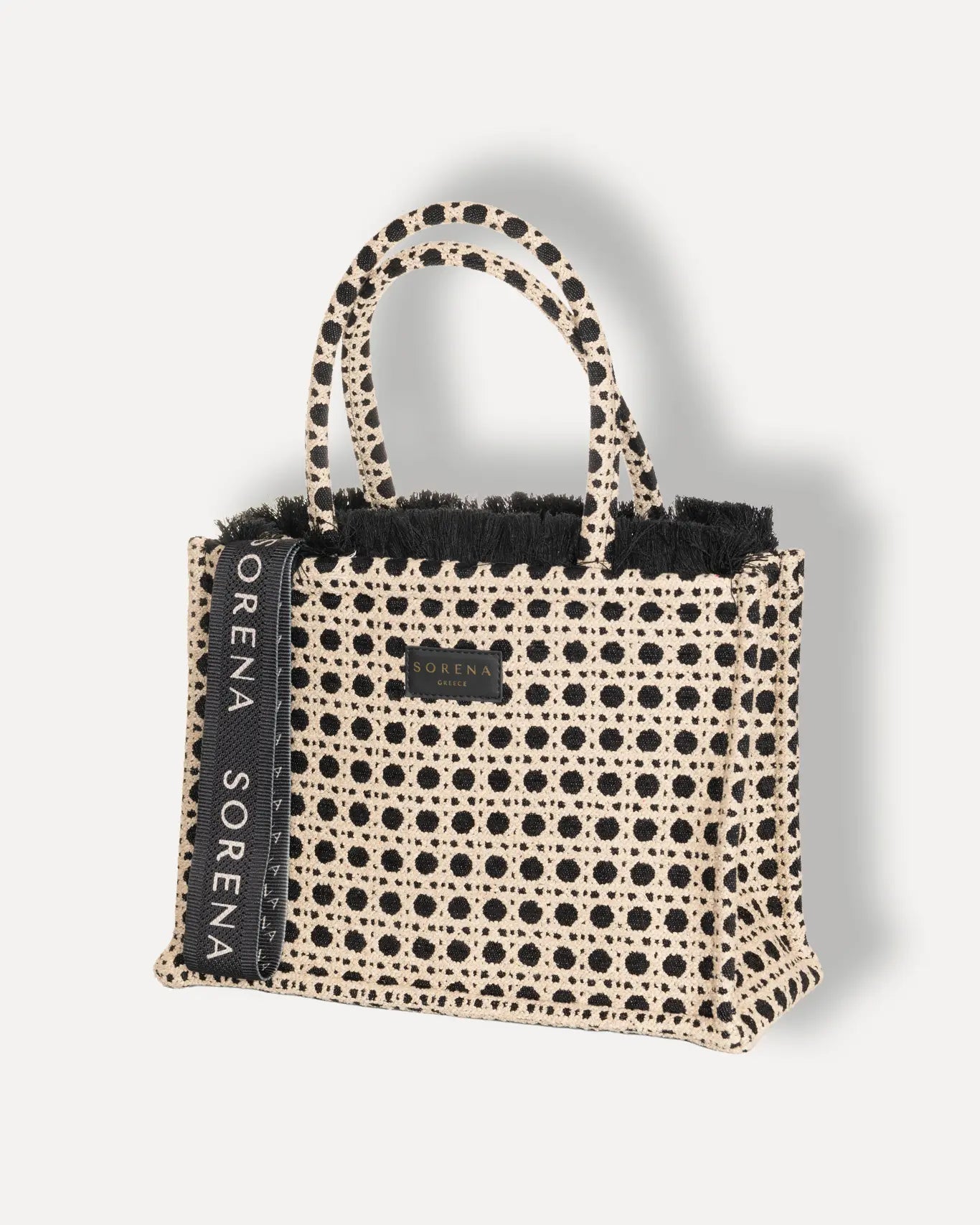 Linke Seite Madalena Medium Tote Bag Sorena Greece, goldfarbene Kettengriffe strukturiertes Gewebe breite Form handgefertigt.