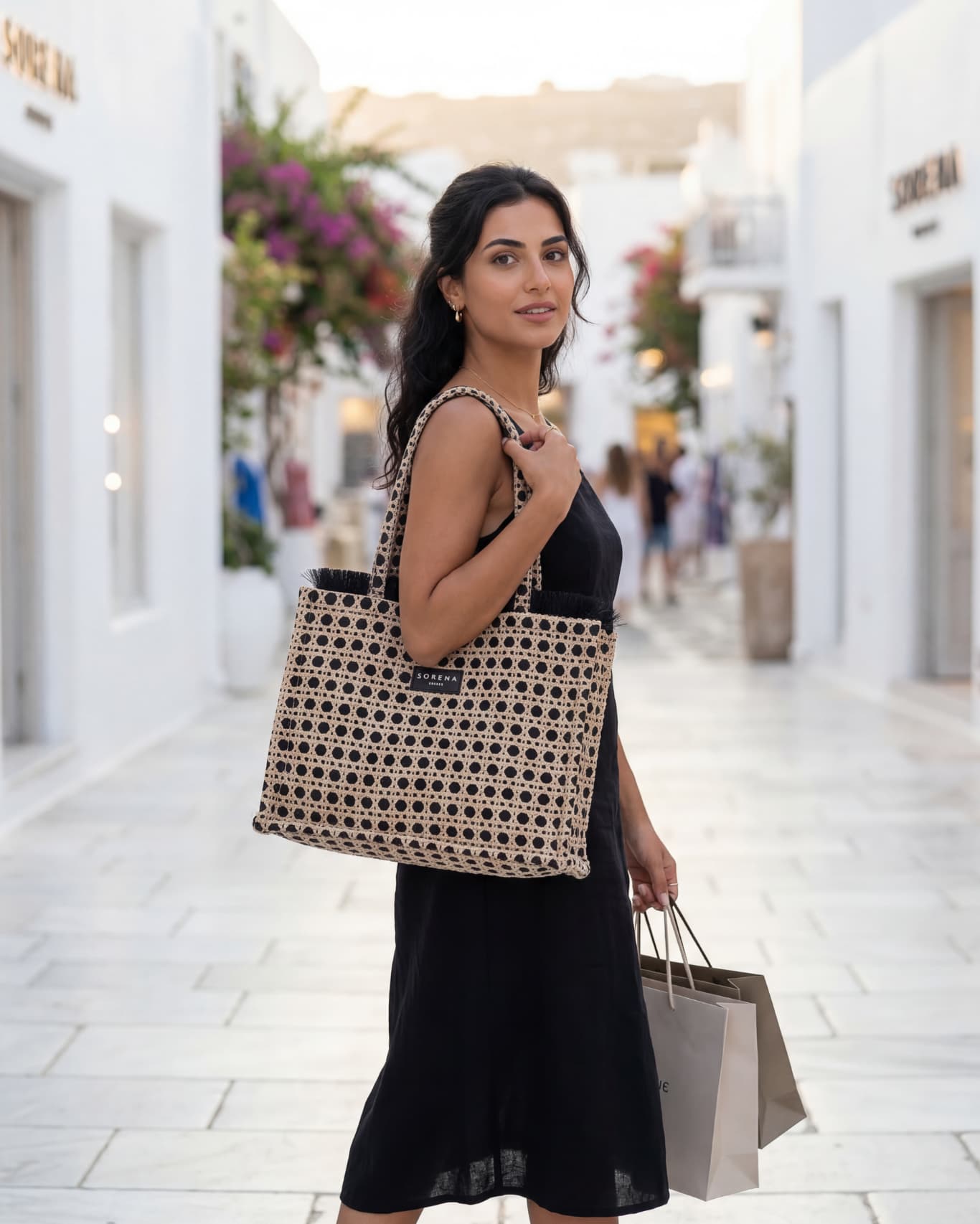 Madalena Medium Tote Bag beige schwarz Häkel Fransen handgewebt Sorena Greece vegan nachhaltig Tasche SIMORA Schweiz