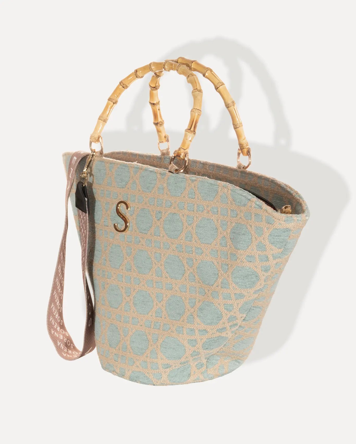 Linke Seite Oceanis Medium Basket Bag Sorena Greece, Himmelblau Beige Jacquard Gitter Korbform Seitenansicht handgefertigt
