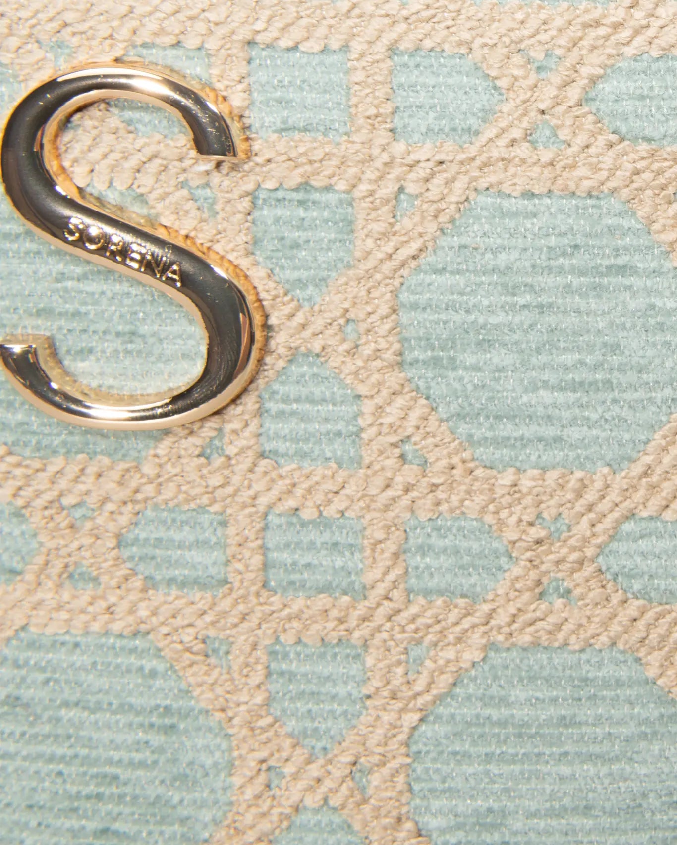 Nahaufnahme Oceanis Mini Basket Sorena Greece, Jacquard Gittermuster Himmelblau Beige Detailansicht goldfarbene Kettenöse