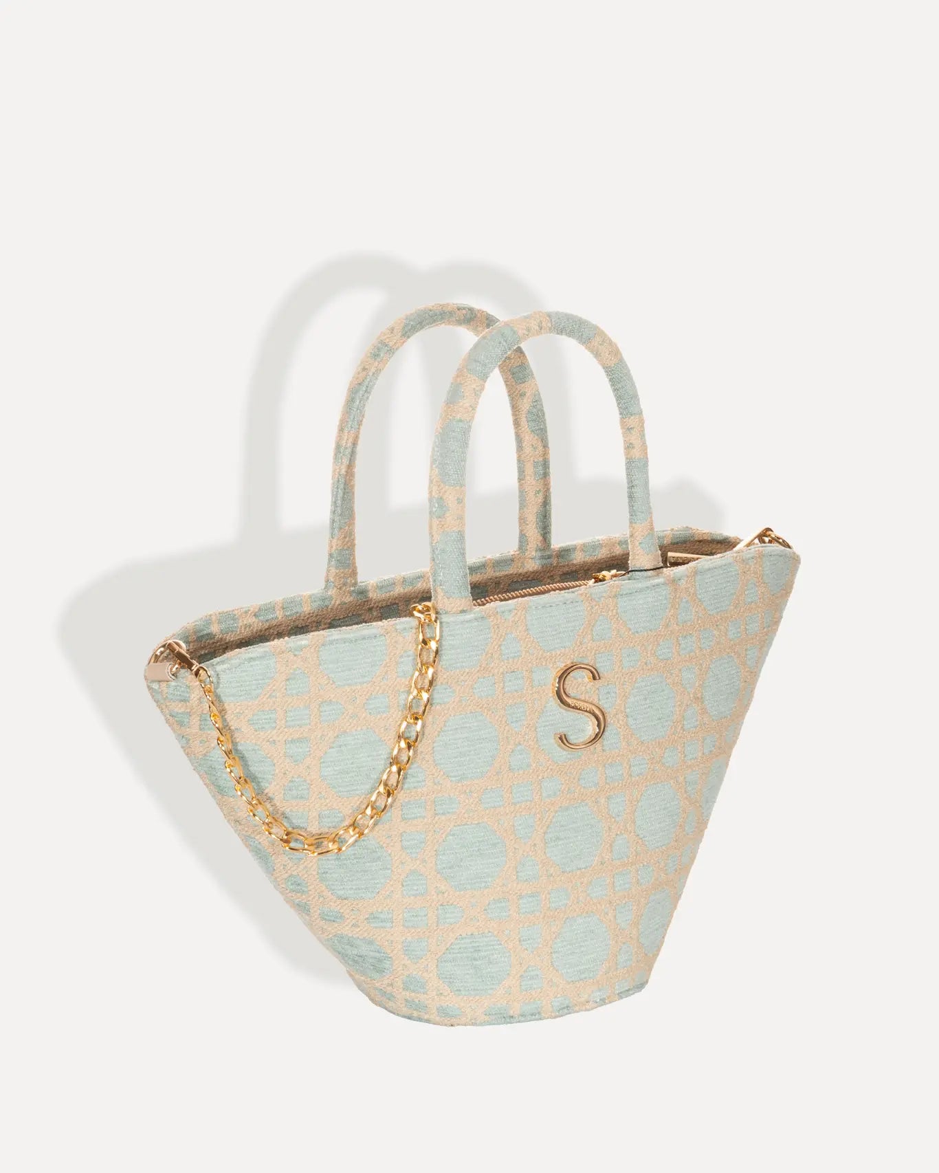 Rechte Seite Oceanis Mini Basket Bag Sorena Greece, mini Korbform Jacquard Ozean Blau Beige goldfarbene Kettengriffe handgefertigt