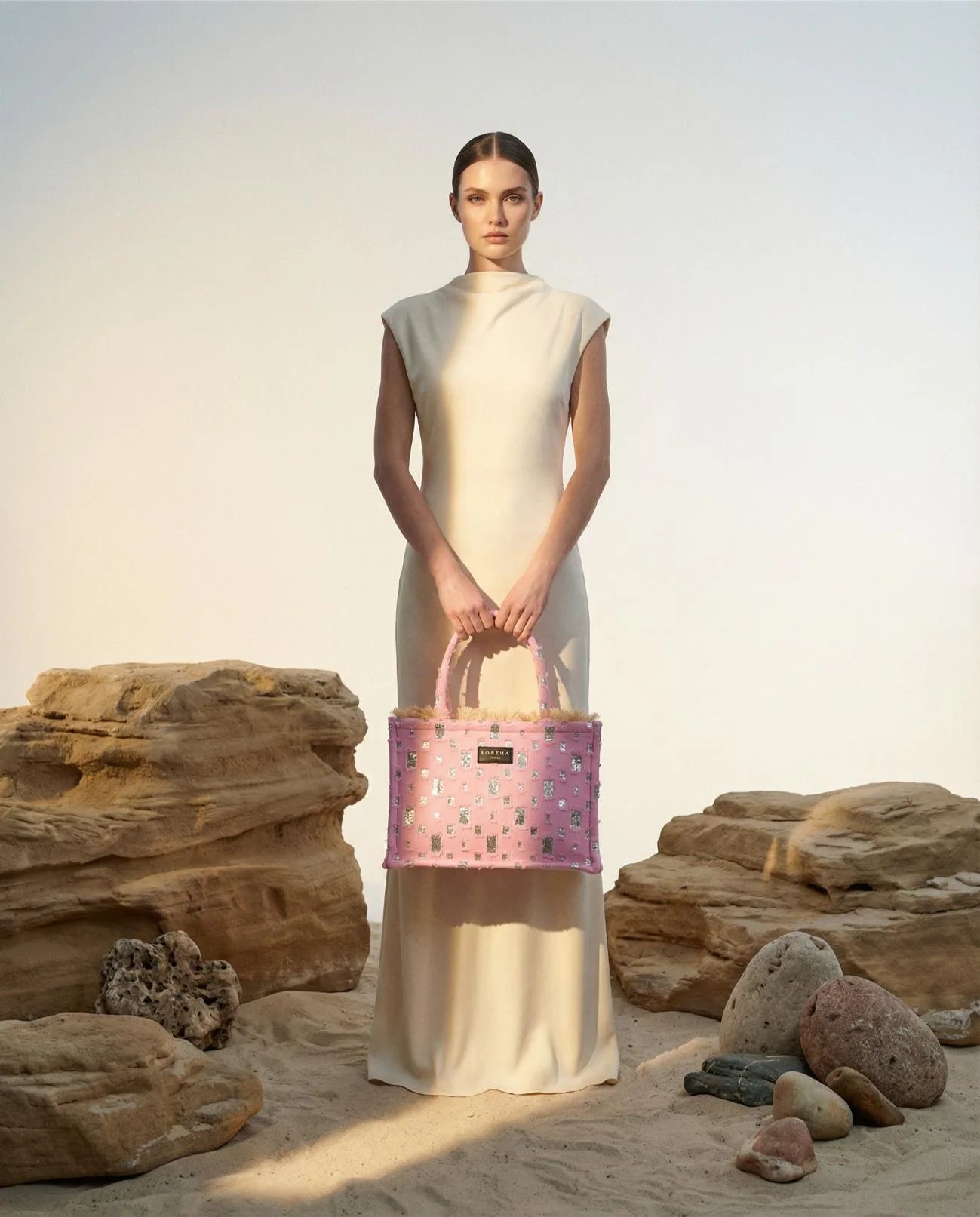 Sorena Greece Rozalia Medium Tote Bag mit Model Frontansicht, zartrosa Canvas Metallic Schimmer handgefertigter Shopper Griechenland.
