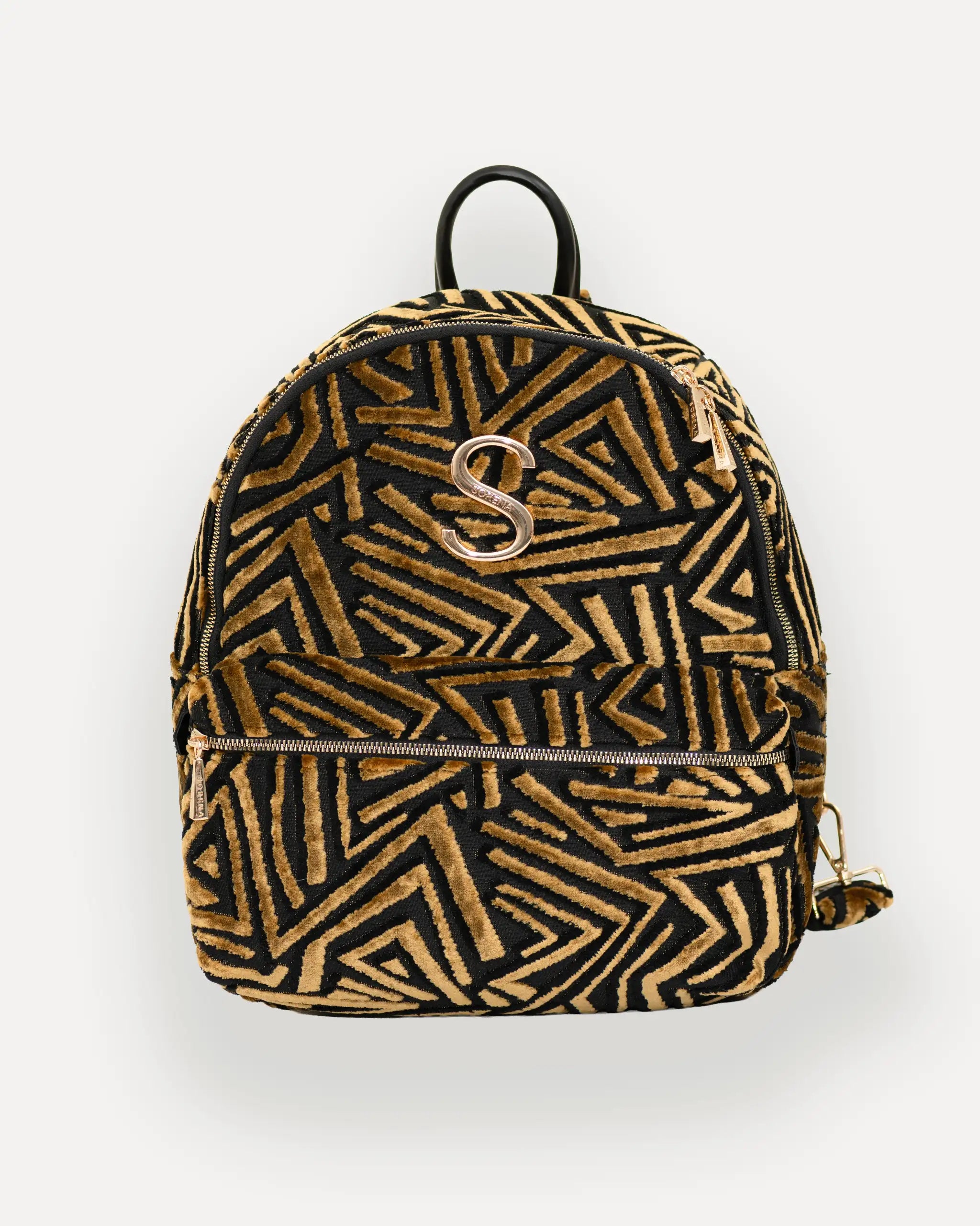 Frontalansicht des SIMORA Rucksacks mit goldener „S“-Applikation – tagesrucksack damen mit geometrischem Muster, veganer rucksack schweiz, sofort lieferbar.