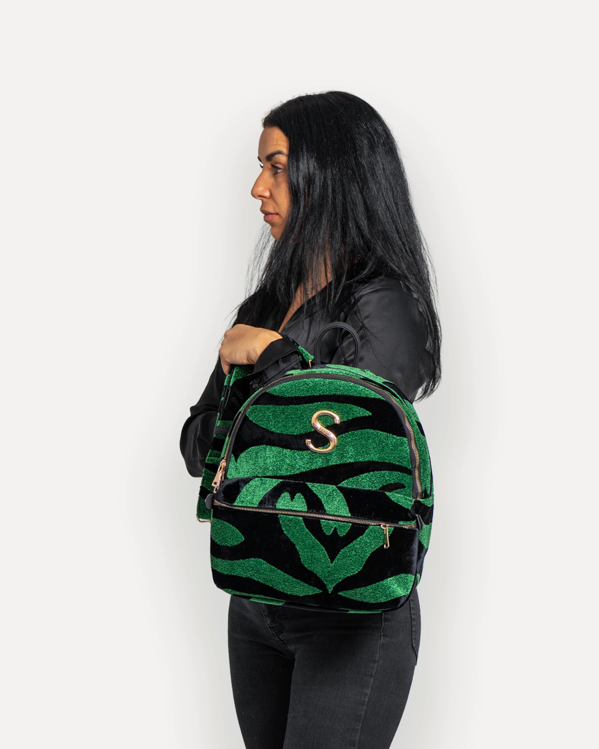 Model mit SIMORA Designer Rucksack in Grün-Schwarz – veganer rucksack für Damen, handgemacht mit mediterranem Flair. Stylische rucksäcke nachhaltig schweiz mit schneller Lieferung.