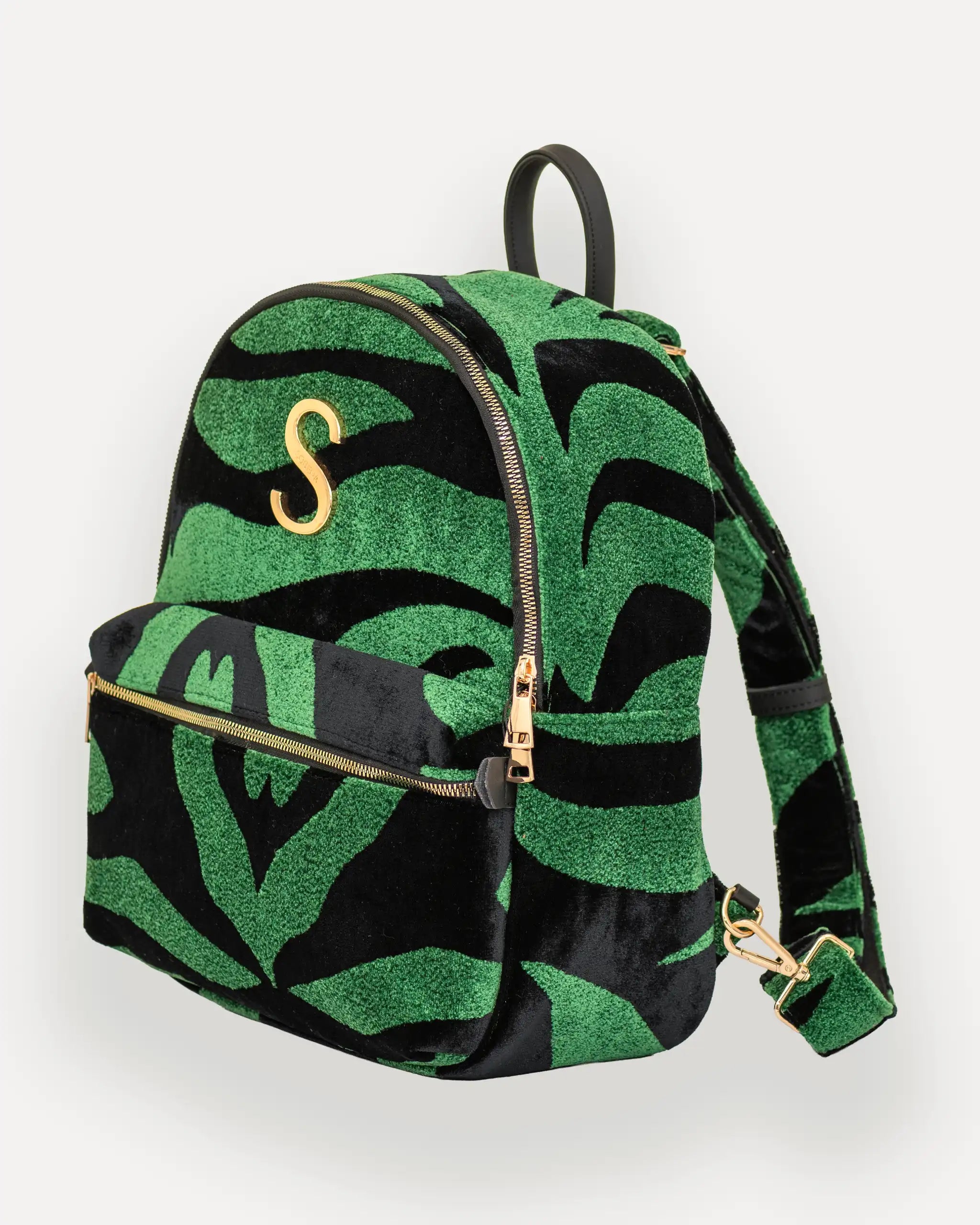 Linke Seitenansicht des SIMORA Rucksacks mit samtigem Stoff und geometrischem Muster – rucksack aus samt handgemacht schweiz, perfekt für stilbewusste Frauen.