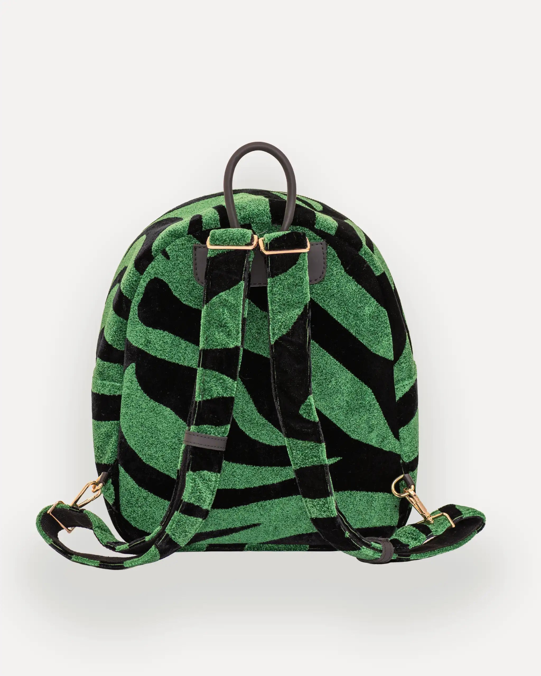 Rückansicht des SIMORA Rucksacks mit grünem Muster und samtiger Textur – stylischer tagesrucksack für Damen, nachhaltig produziert und sofort lieferbar in der Schweiz.