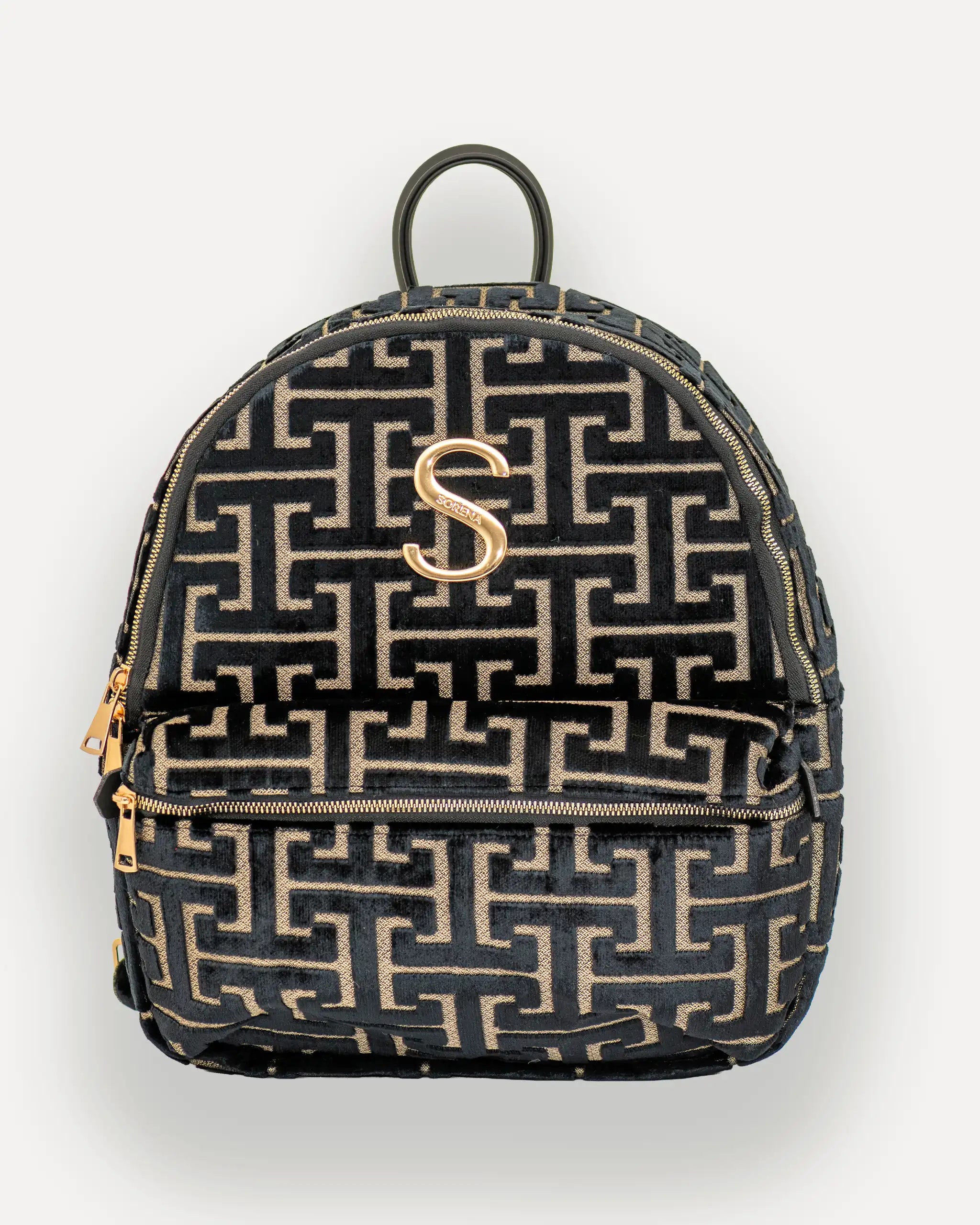 Frontalansicht des SORENA Rucksacks mit goldener „S“-Applikation – tagesrucksack für Damen, nachhaltig, stilvoll und sofort verfügbar in der Schweiz.