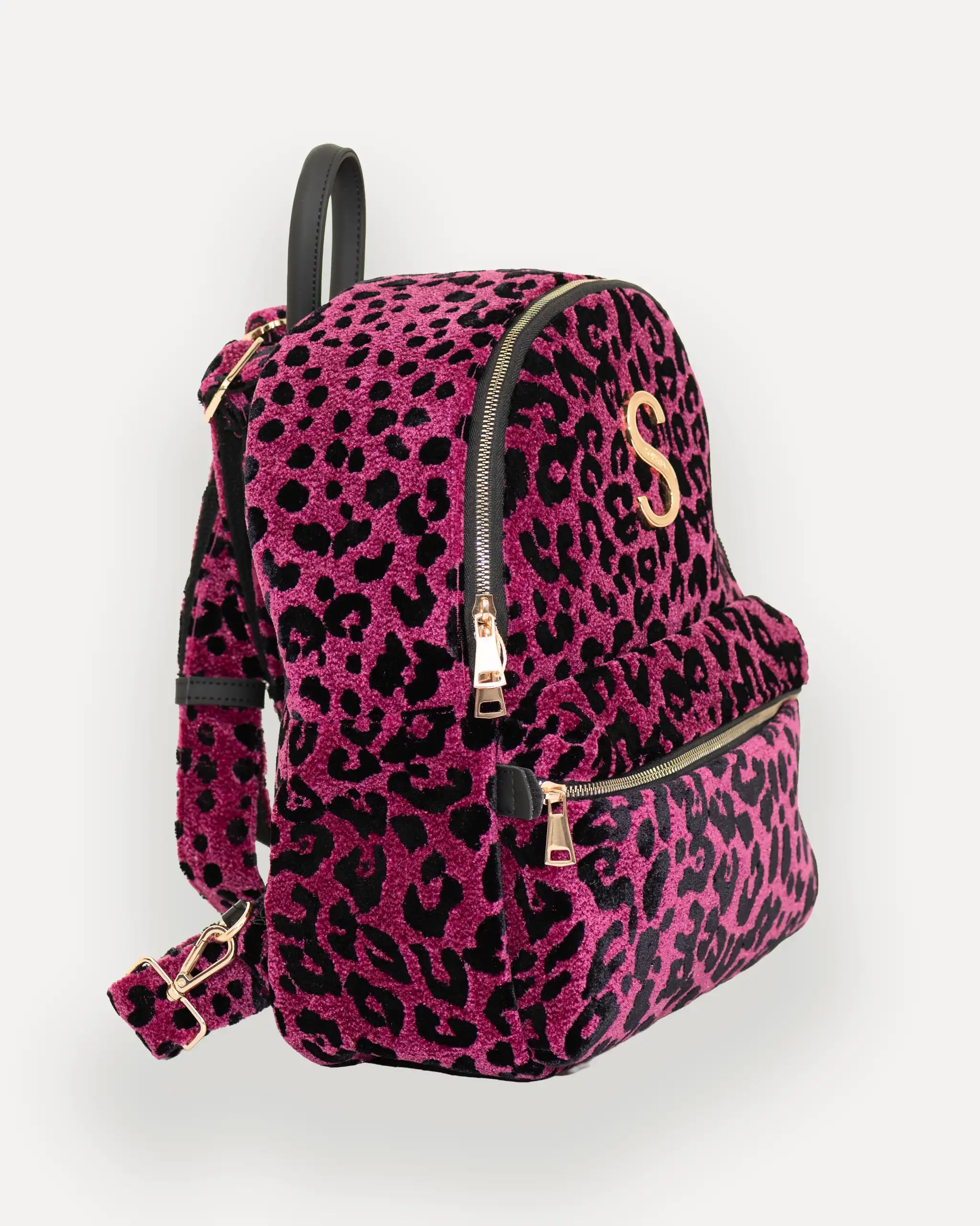 Seitenansicht rechts des SORENA Rucksacks mit goldener Hardware – rucksack kaufen schweiz, ideal als tagesrucksack für Damen mit Stil und Funktion. Nachhaltige rucksäcke mit Charakter.