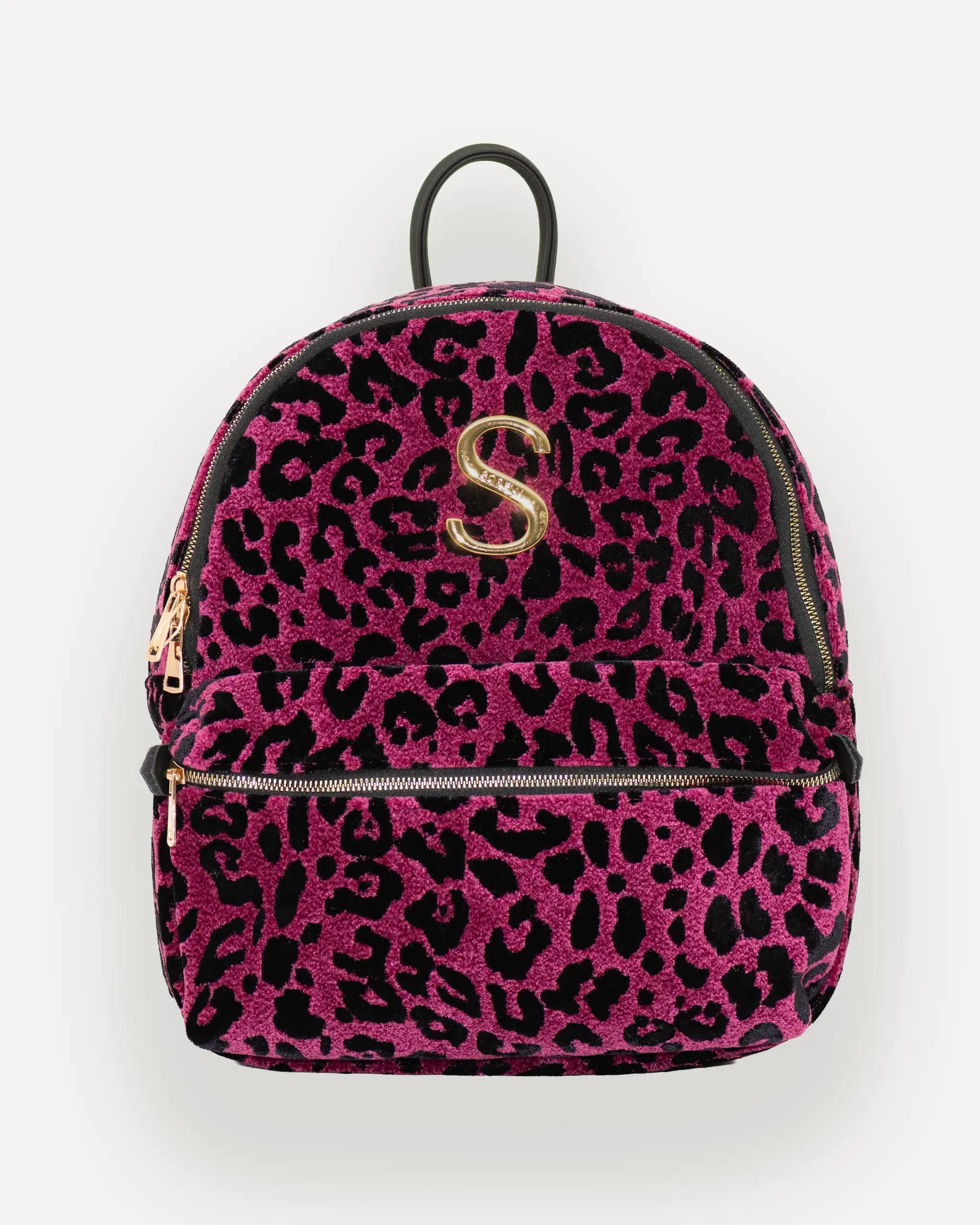 Frontalansicht des SORENA Rucksacks mit goldener „S“-Applikation – tagesrucksack damen mit geometrischem Muster, veganer rucksack schweiz, sofort lieferbar.