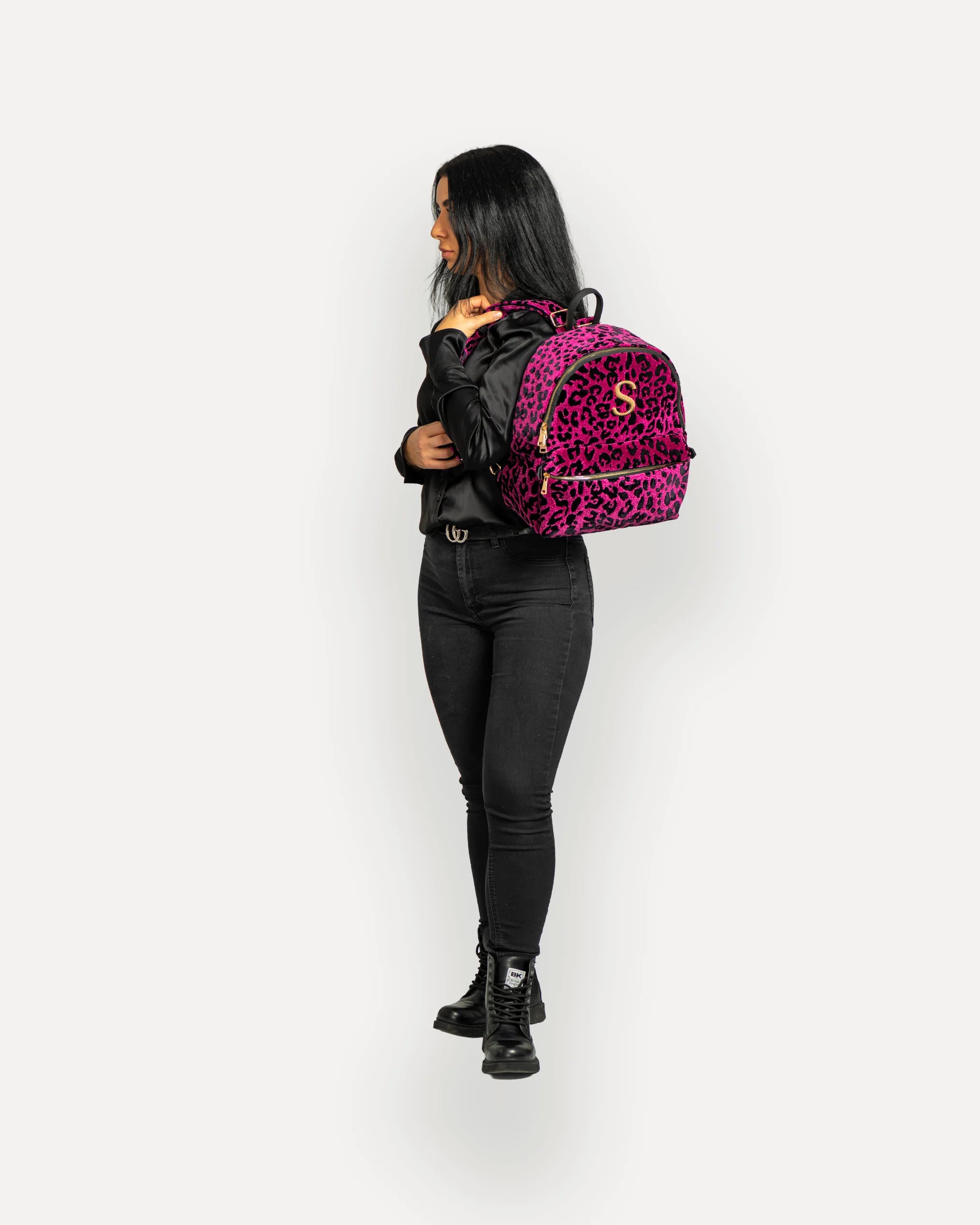 Model trägt SORENA Rucksack seitlich – veganer rucksack damen mit goldener Applikation, ideal für City Looks, Office und Freizeit. Nachhaltige rucksäcke mit Stil schweiz.