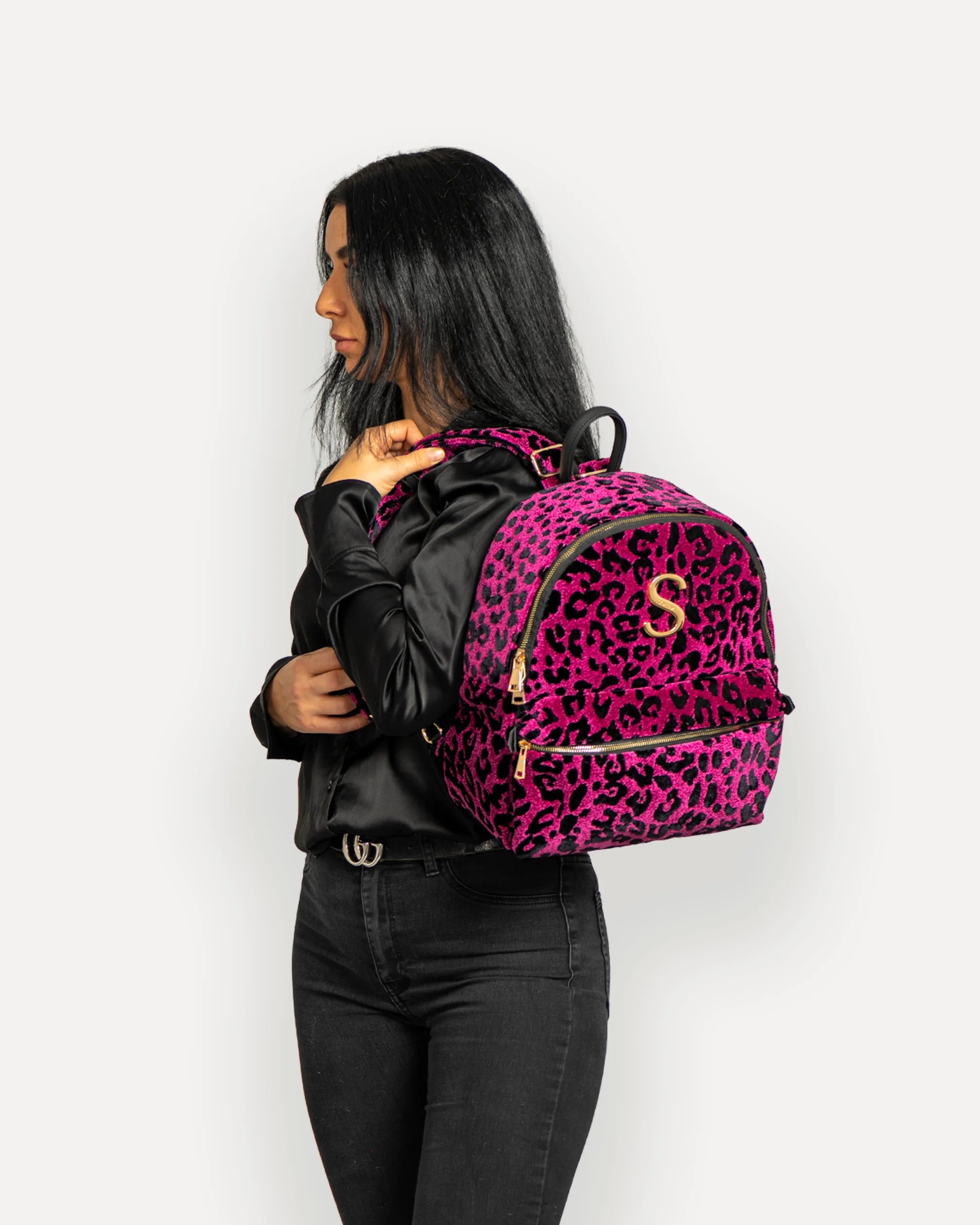 Model mit SORENA Designer Rucksack in Gold-Schwarz – veganer rucksack für Damen, handgemacht mit mediterranem Flair. Stylische rucksäcke nachhaltig schweiz mit schneller Lieferung.