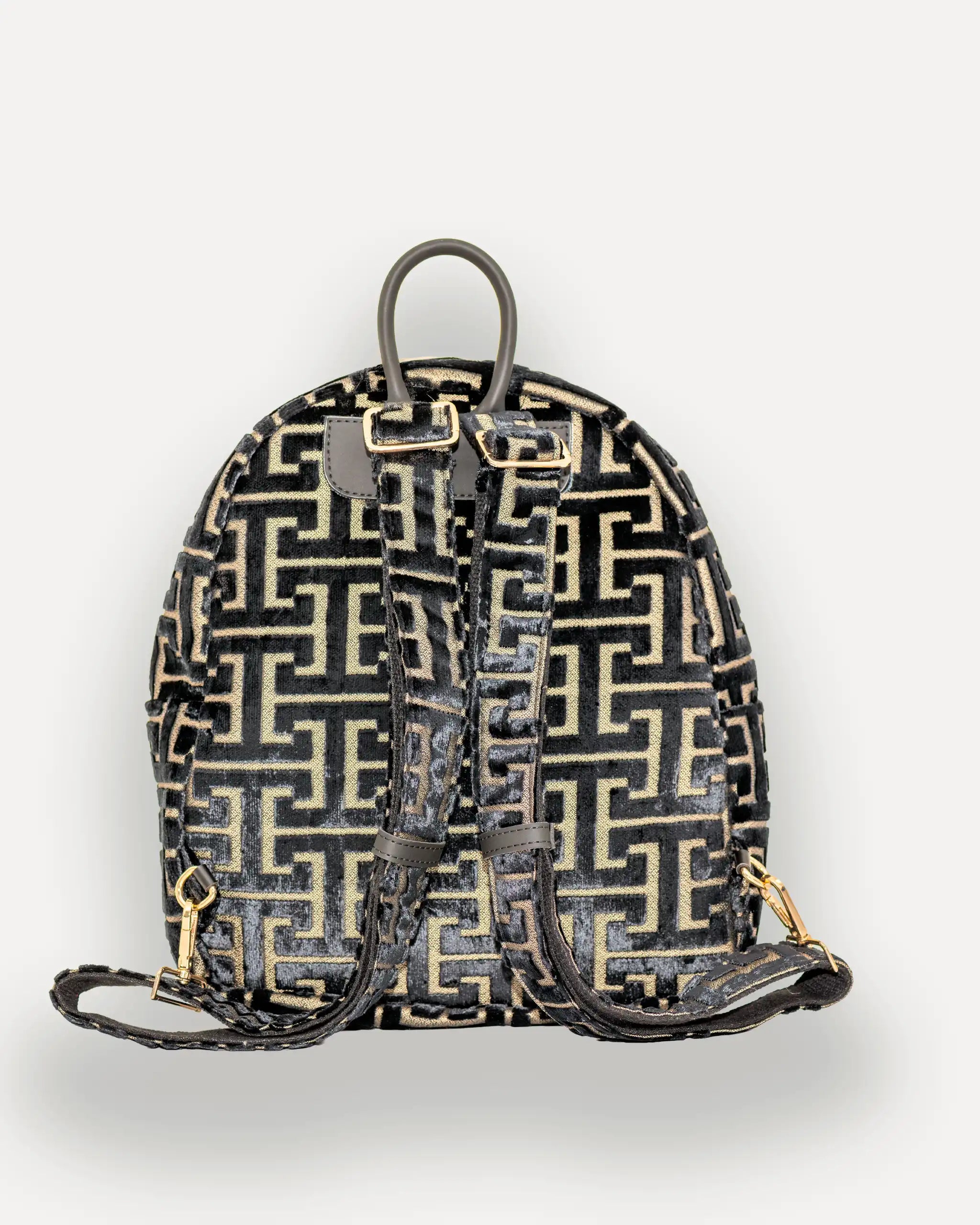 Rückansicht des SORENA Designer Rucksacks mit geometrischem Muster – stylischer tagesrucksack für Damen, nachhaltig produziert und sofort lieferbar in der Schweiz.