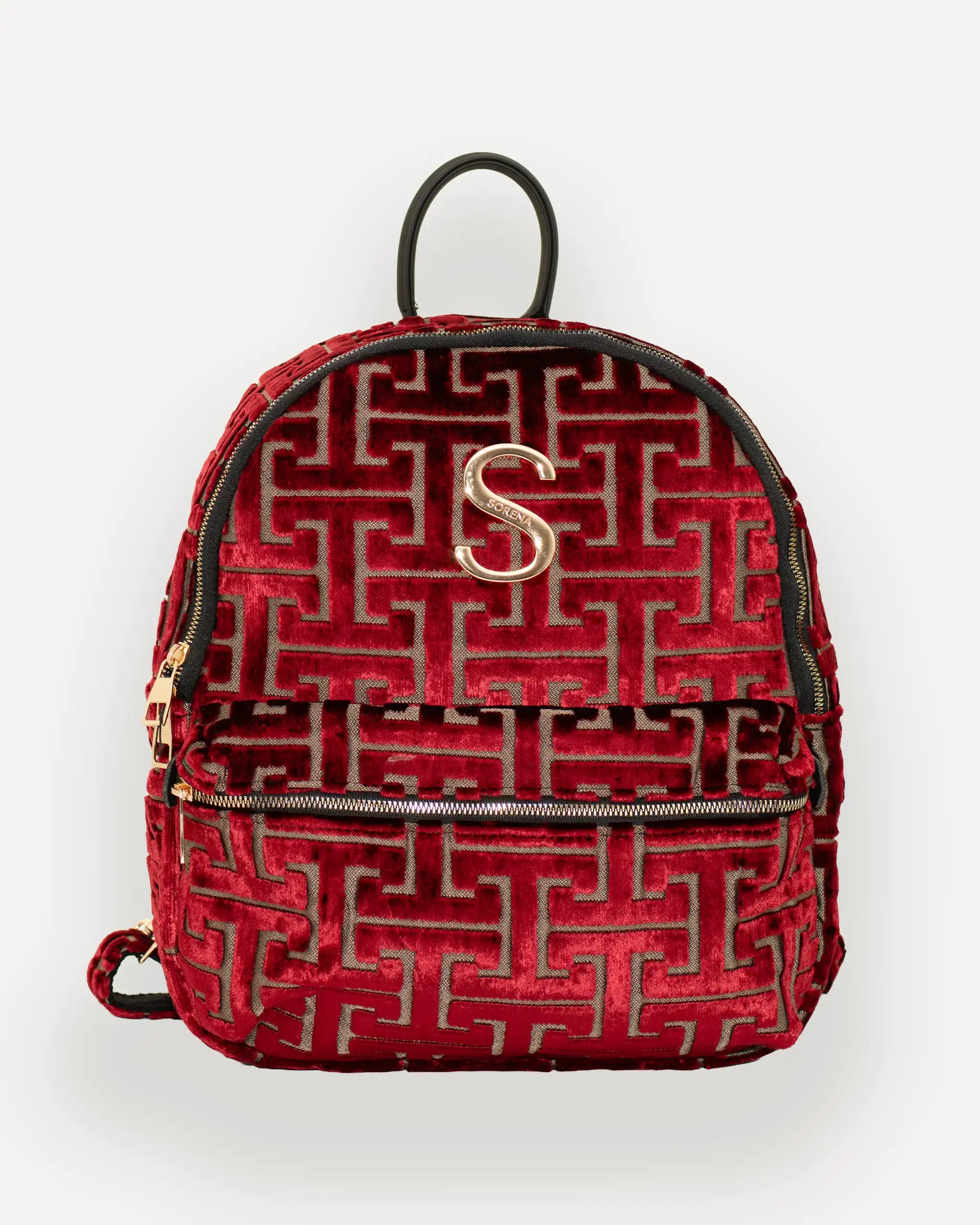 Frontalansicht des SORENA Rucksacks mit goldener „S“-Applikation – tagesrucksack damen in Rot-Velvet, veganer rucksack schweiz, sofort lieferbar