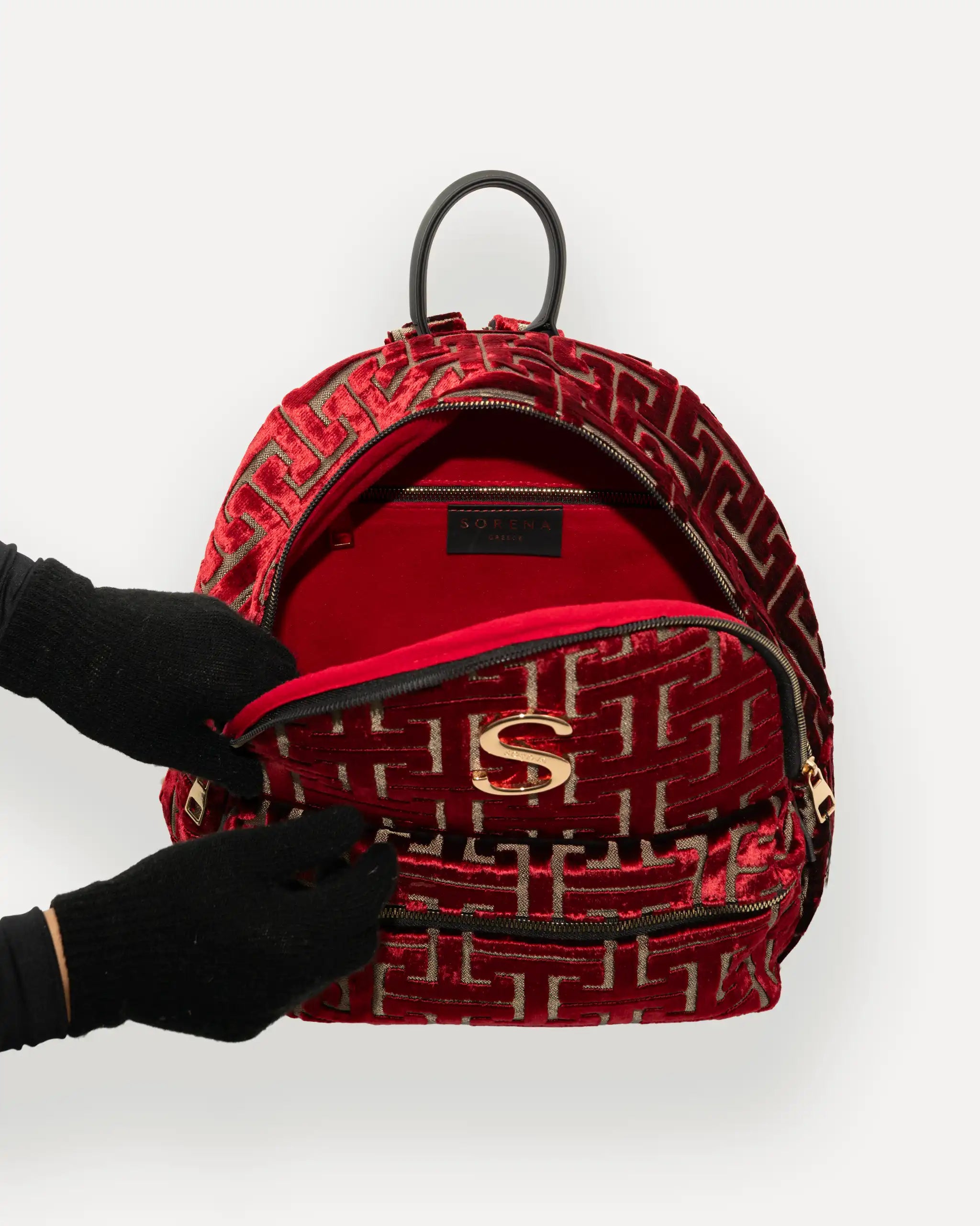 Innenleben des SORENA Rucksacks mit rotem Futter und Reissverschlussfach – nachhaltige rucksäcke mit Stil schweiz, ideal für Alltag, Reisen und Office.